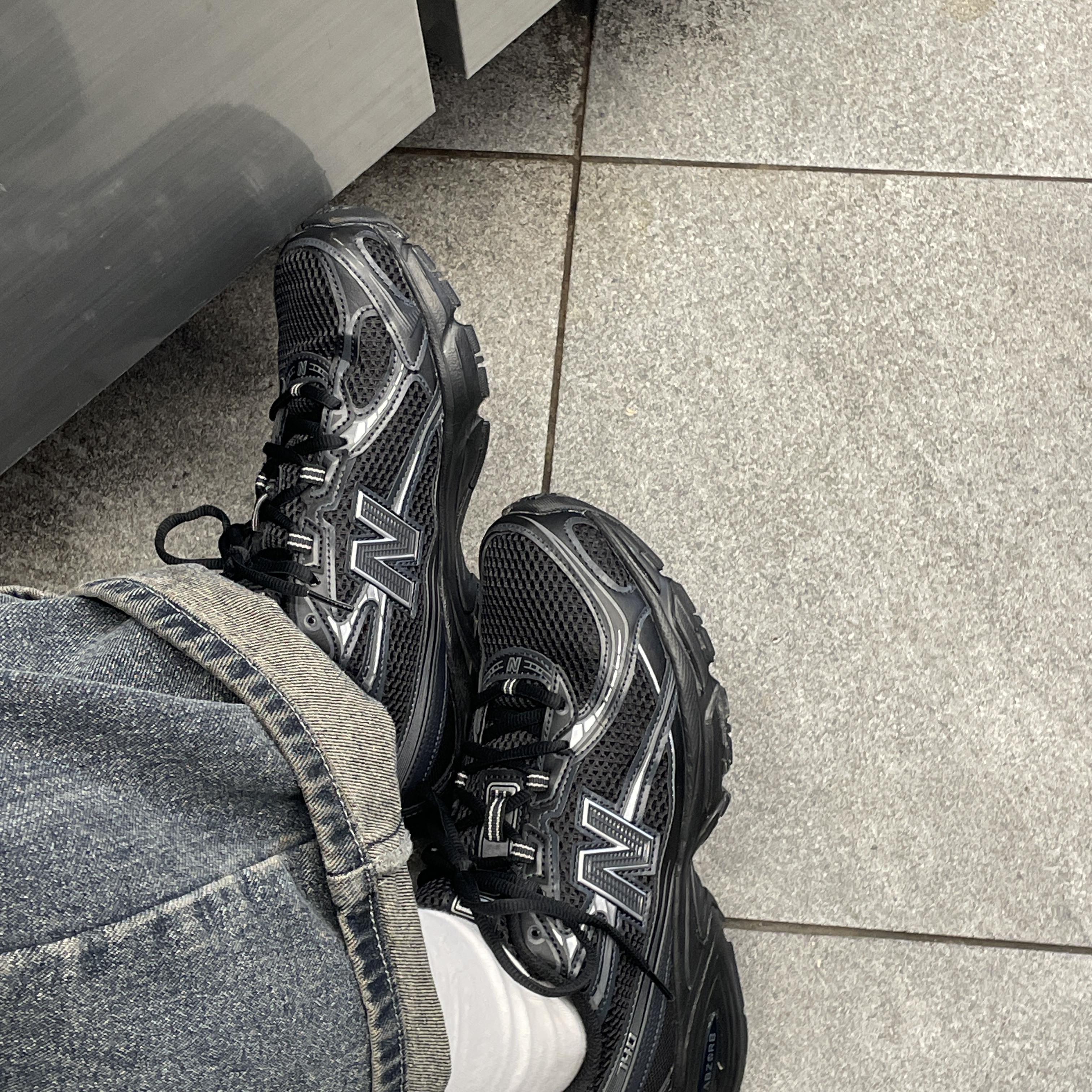 New Balance 740v2 Black Silver Metallic 착용 스타일 - 2