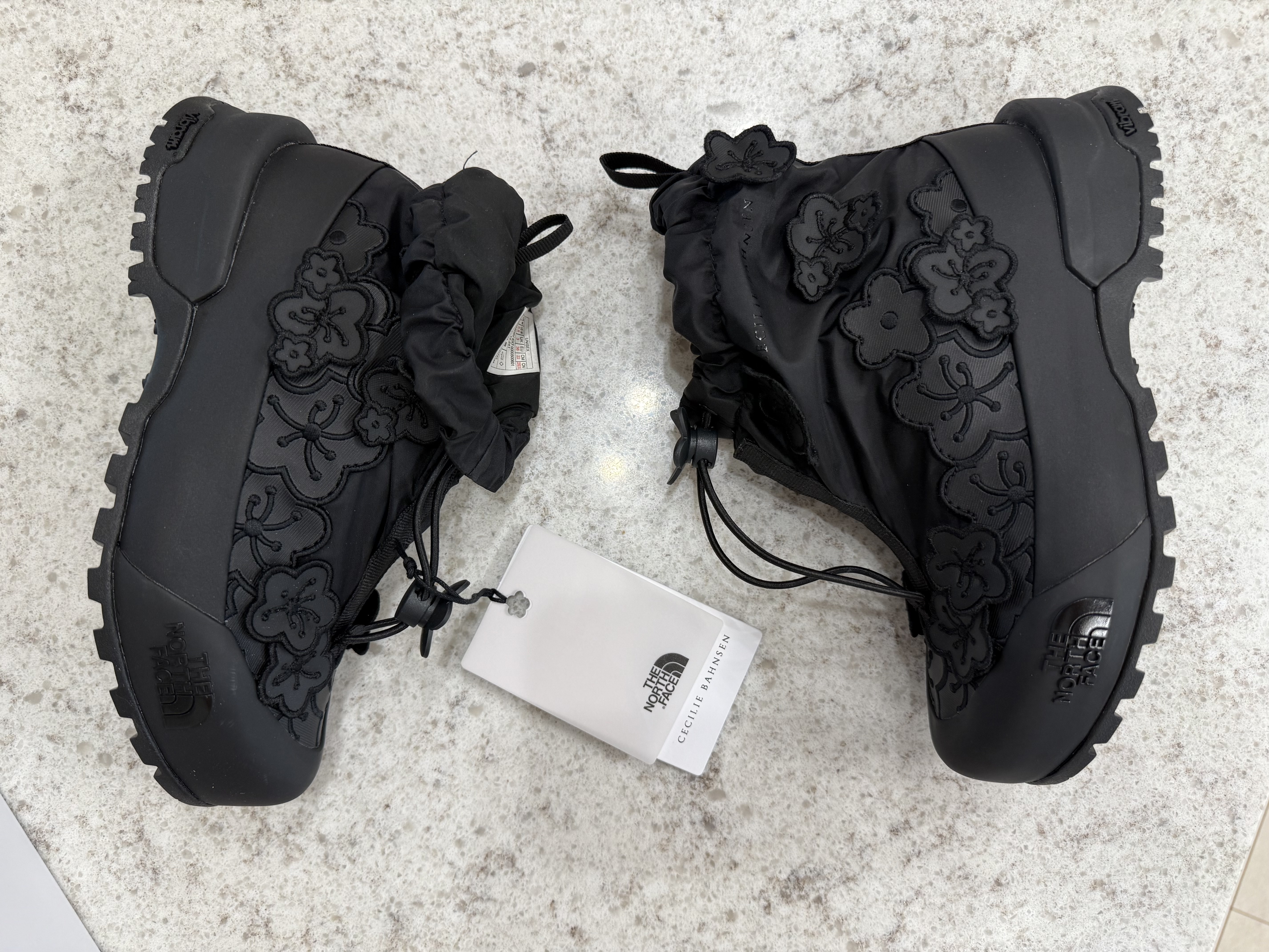 The North Face x Cecilie Bahnsen Glenclyffe Gaiter TNF Black 착용 스타일 - 9