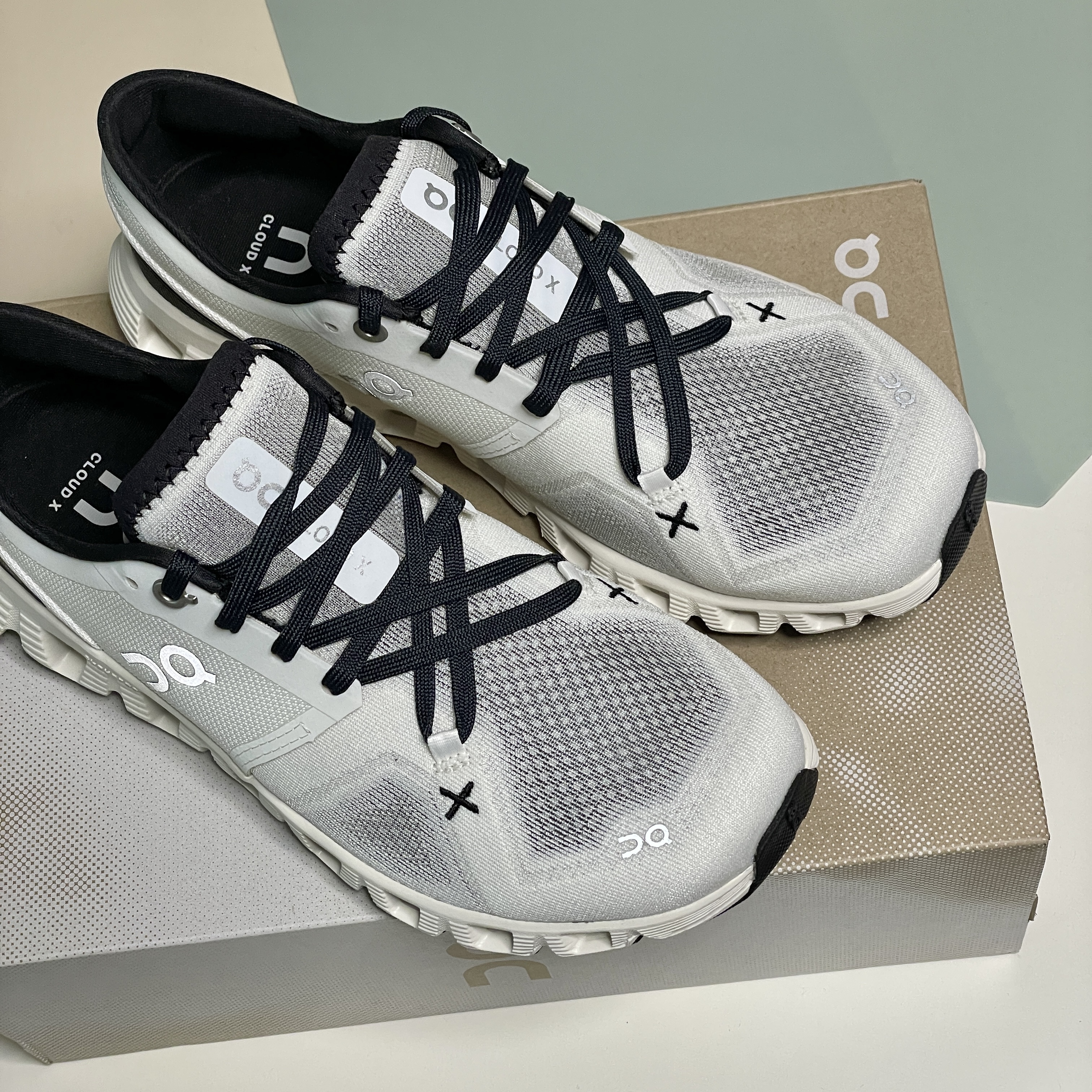 (W) On Running Cloud X 3 White Black 착용 스타일 - 3