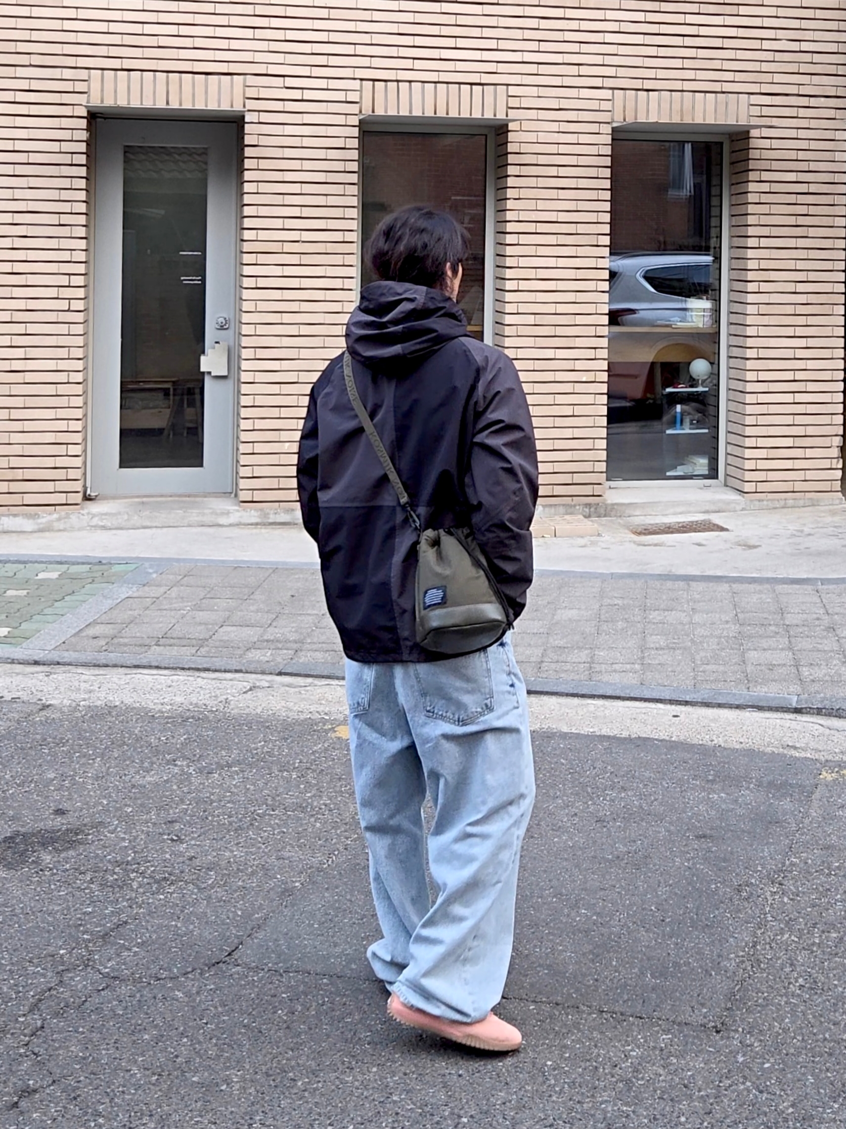 GU x Undercover Shoulder Bag Olive, Converse Run Star Trainer Flamingo Fade Egret 착용 스타일