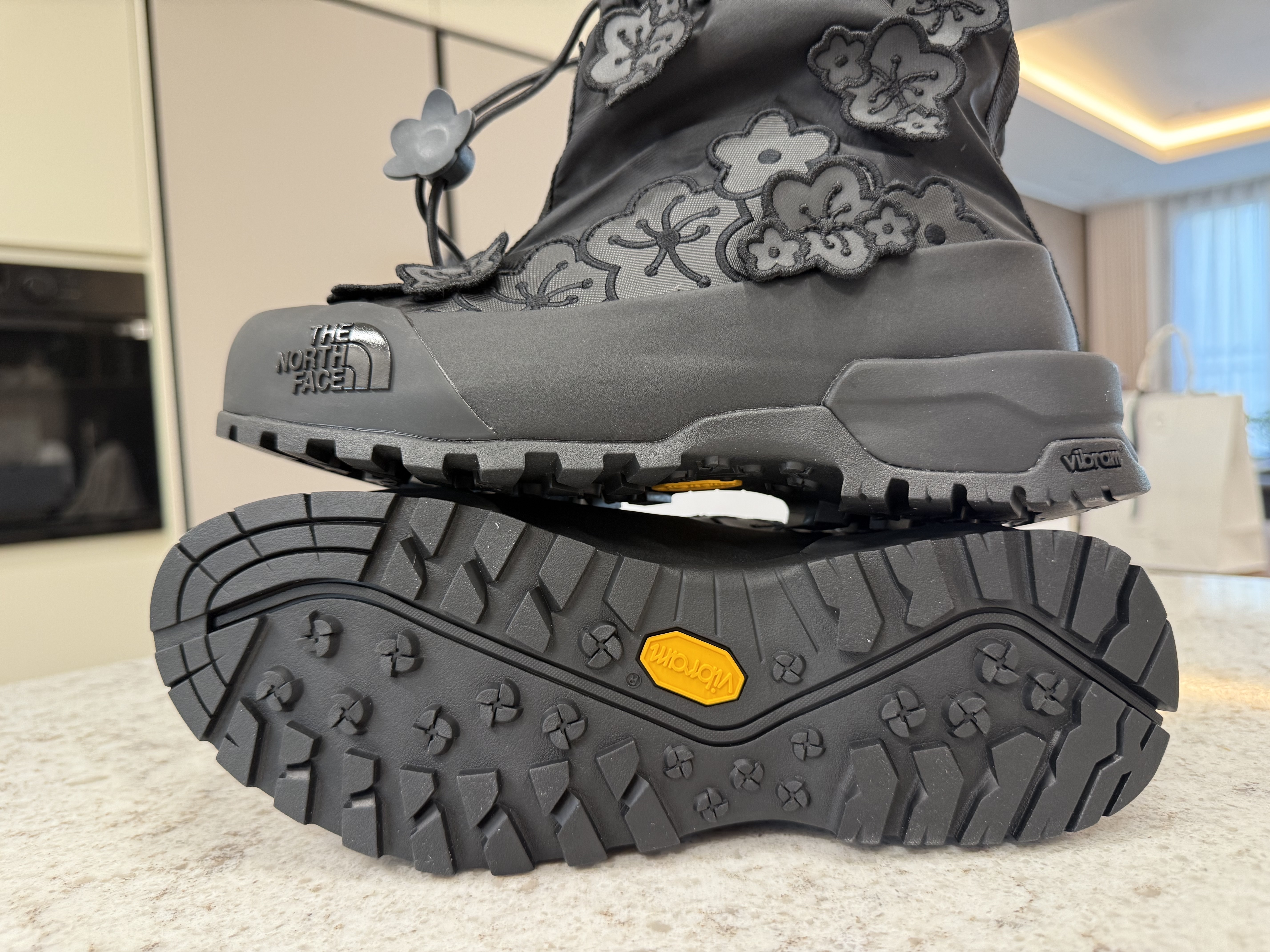 The North Face x Cecilie Bahnsen Glenclyffe Gaiter TNF Black 착용 스타일 - 8