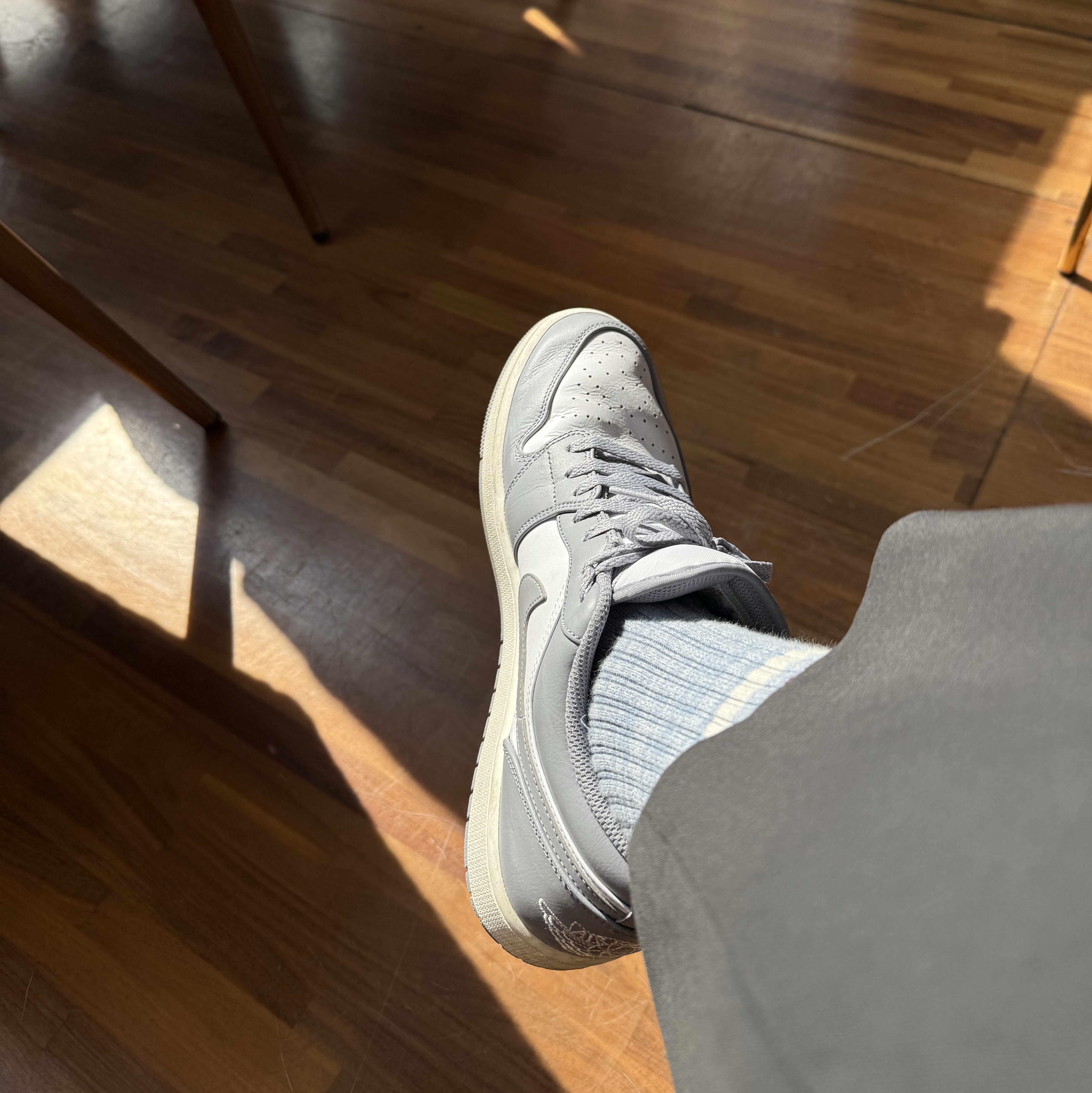 Jordan 1 Low Stealth and White 착용 스타일 - 1