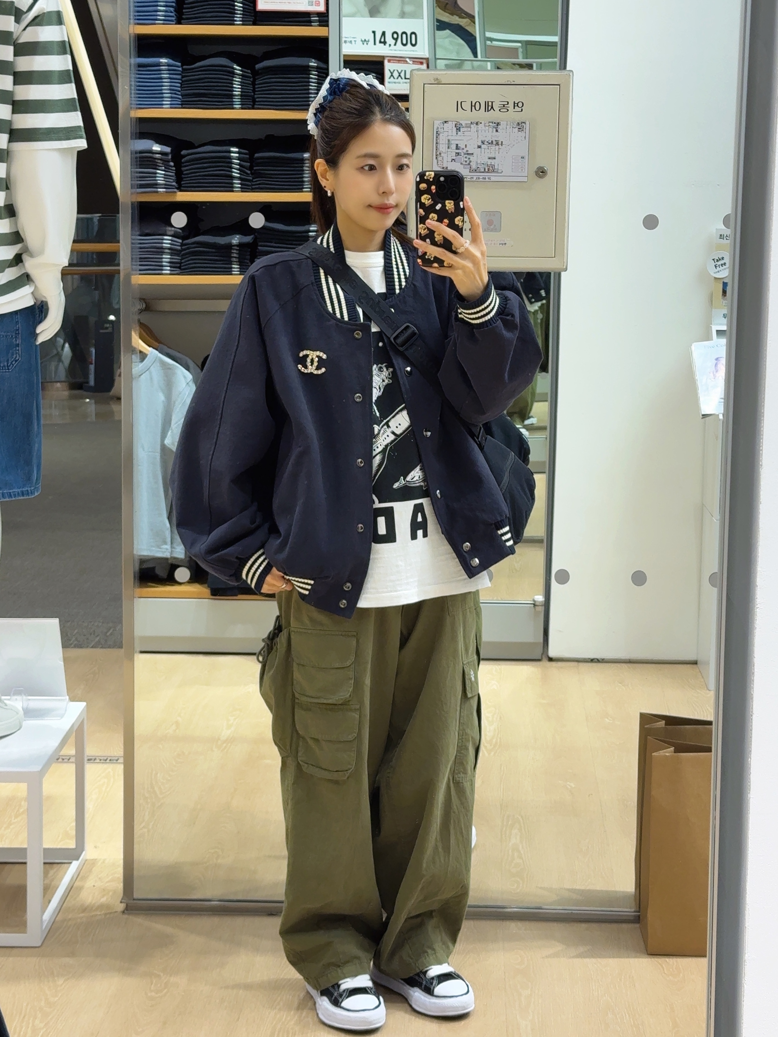 Supreme Utility Bag Black - 25SS, Human Made Graphic T-Shirt #14 White 착용 스타일 - 1