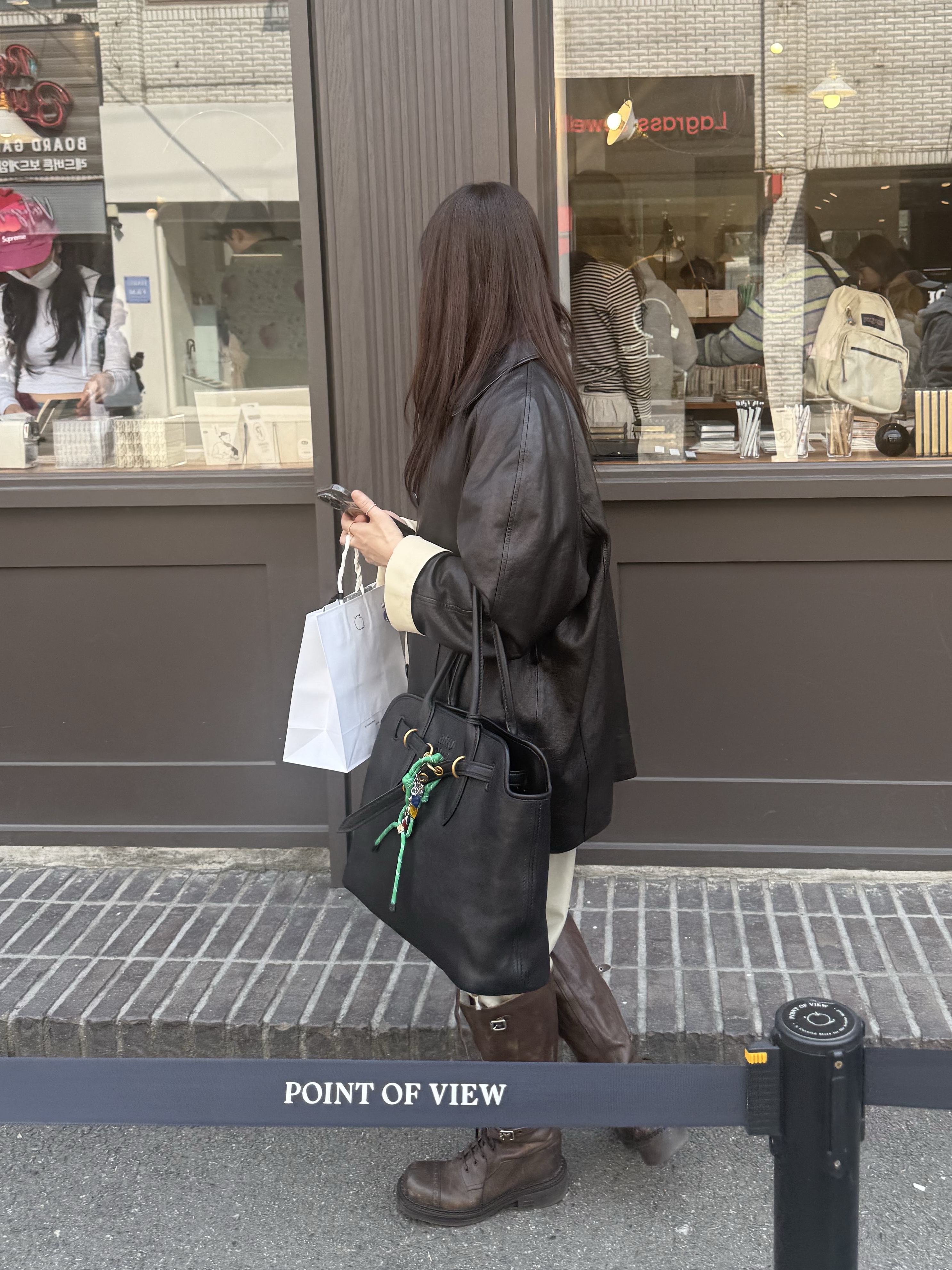 (W) Miu Miu Leather Boots Cocoa Brown, Miu Miu Aventure Nappa Leather Bag Black 착용 스타일 - 6