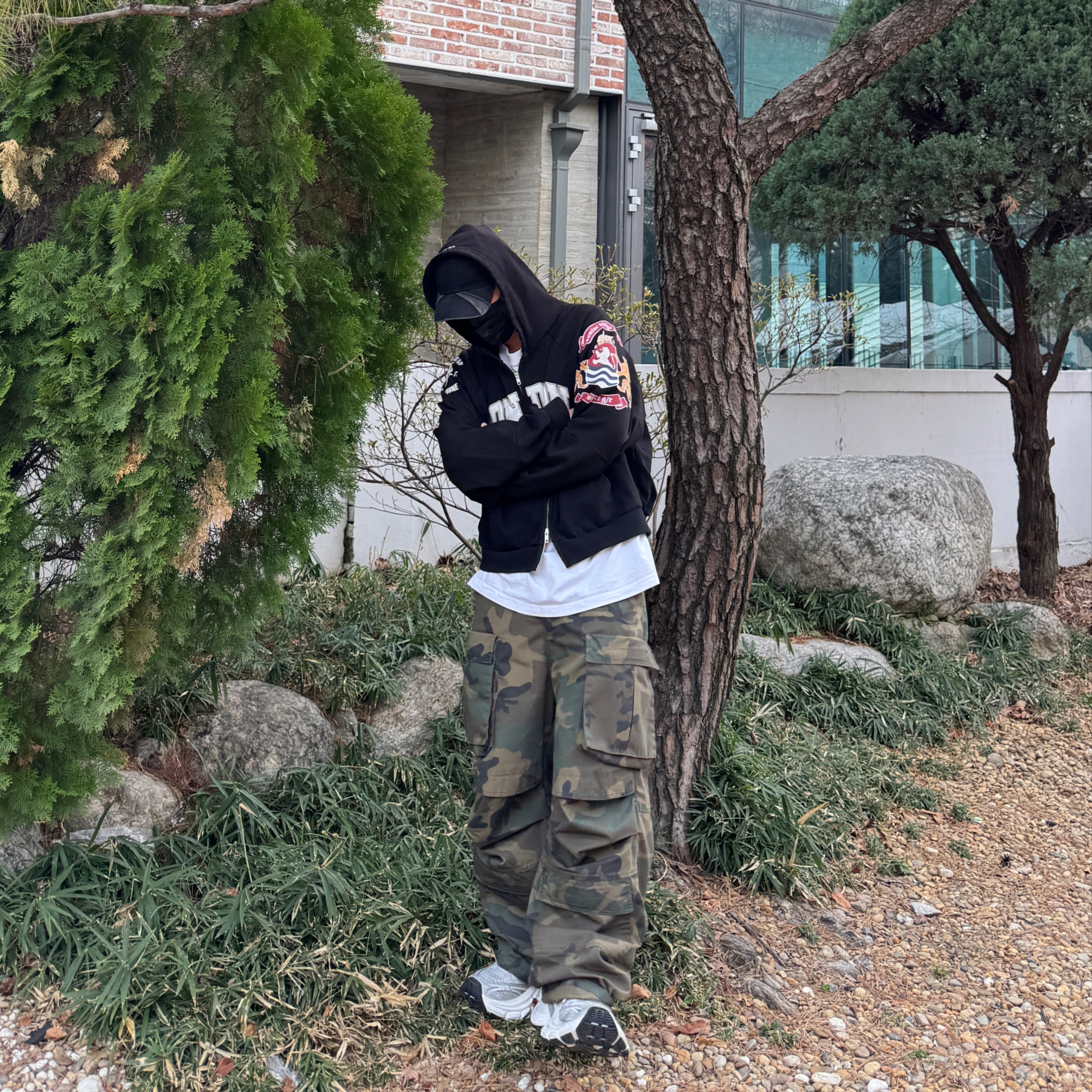 Project G/R Reconstructed Folded Zip Hoodie Black, Project G/R Washed Cargo Pants Camo 착용 스타일 - 1