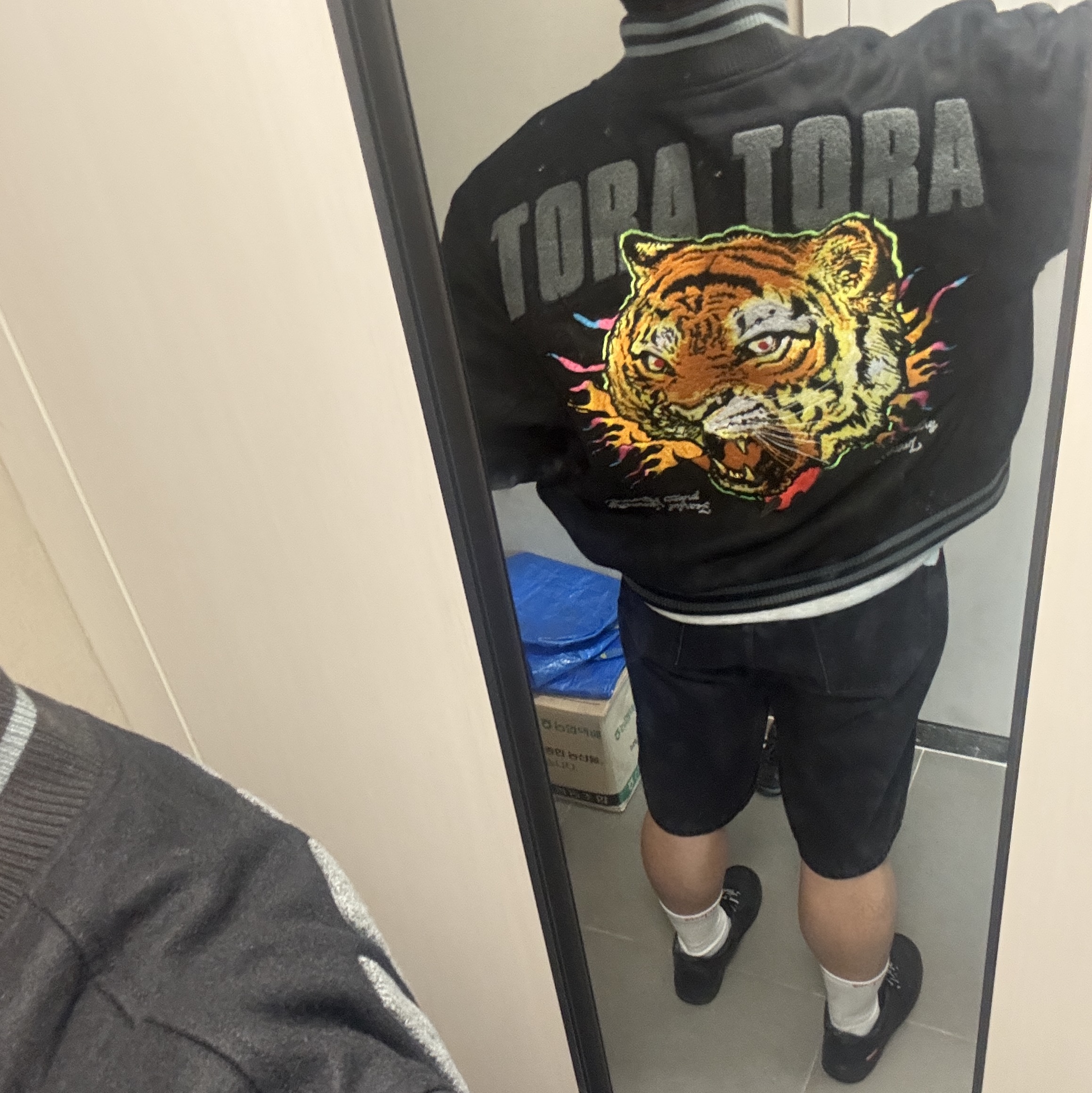Palace Tora Tora Varsity Jacket Black - 25SS, Supreme Script Baggy Denim Short Washed Black - 24SS 착용 스타일 - 2