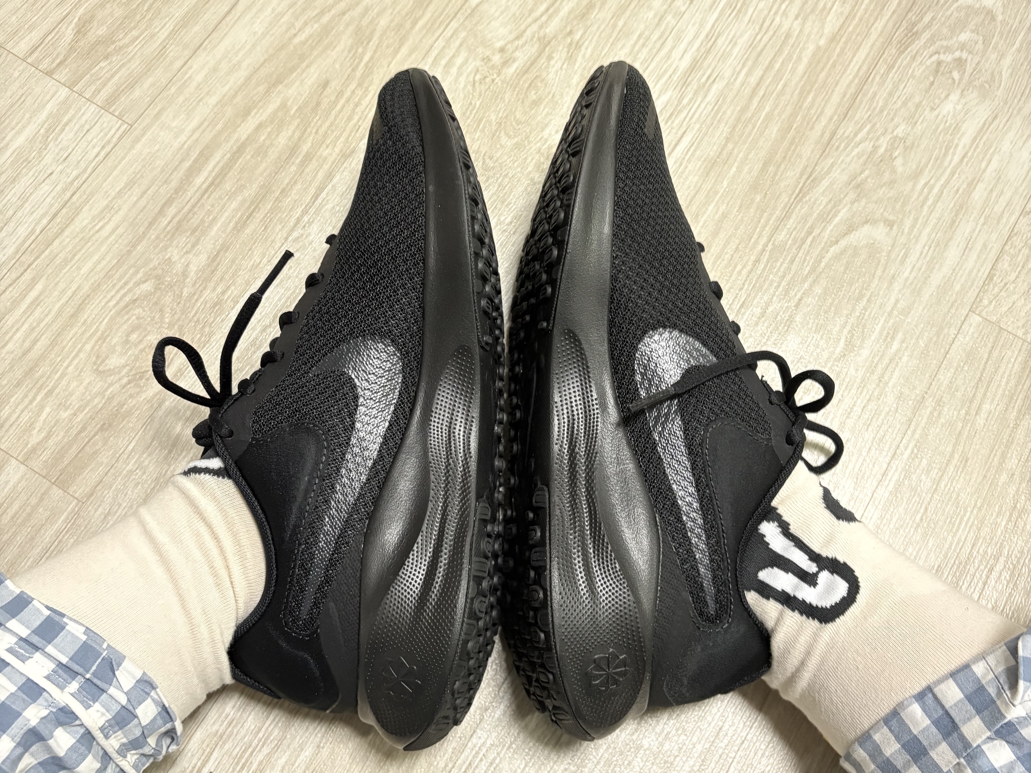 Nike Revolution 7 Black Off Noir 착용 스타일