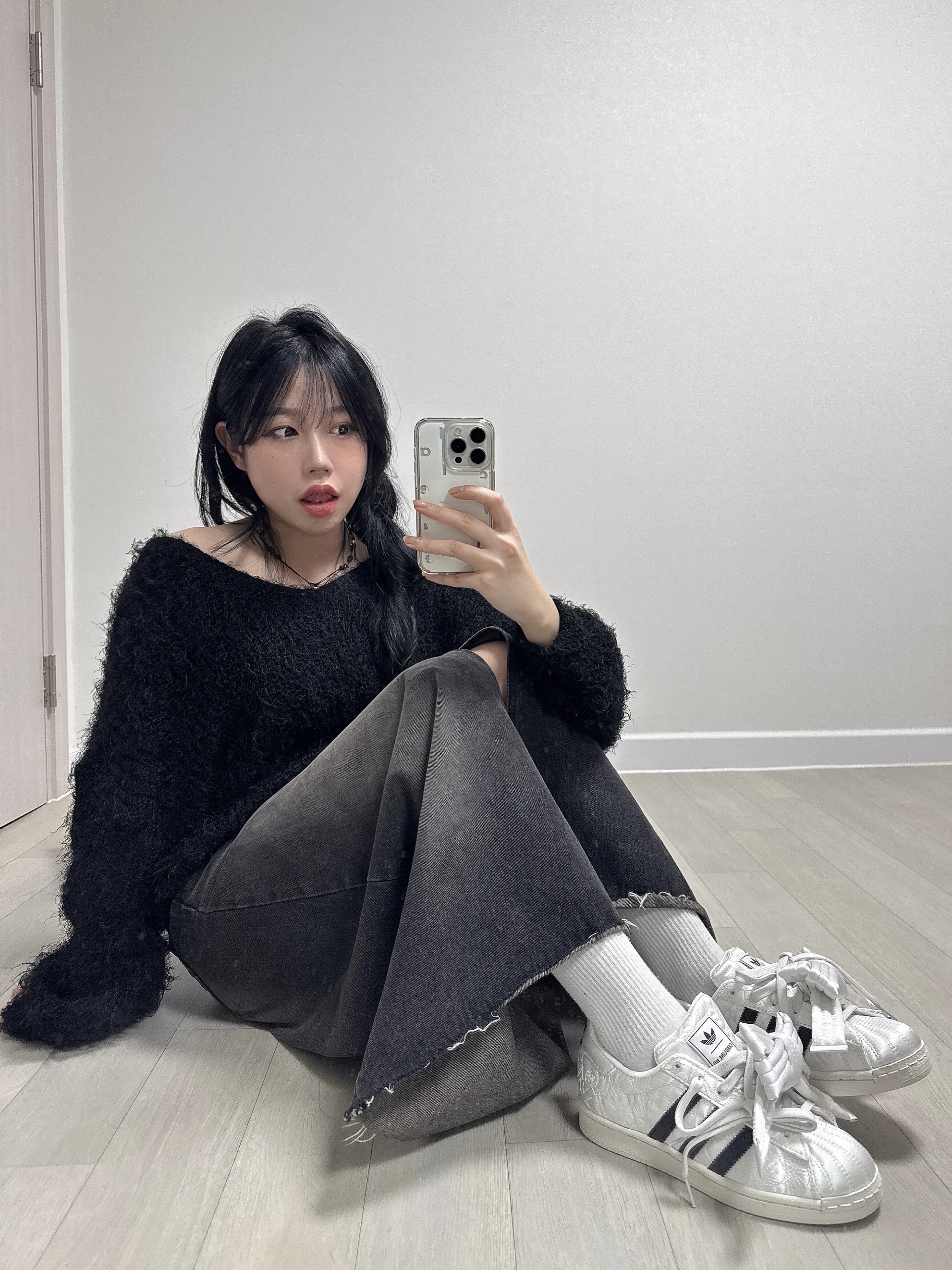 (W) 아디다스 x 캐롤라인 후  슈퍼스타 코어 화이트 코어 블랙 착용 스타일 - 3