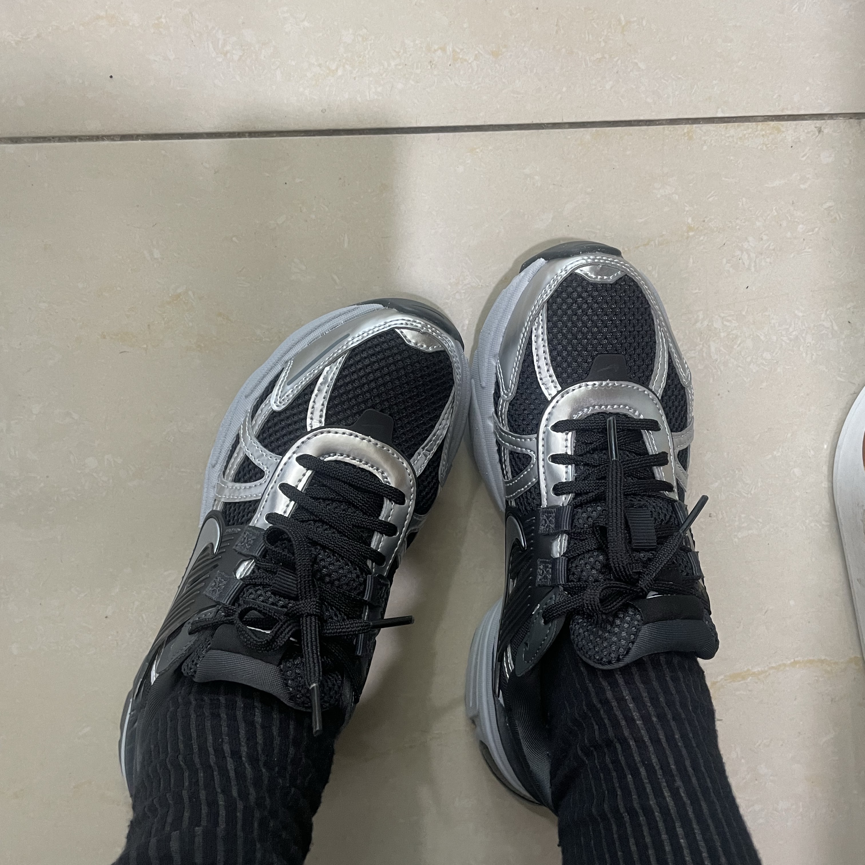 (W) Nike V2K Run Black Dark Smoke Grey 착용 스타일