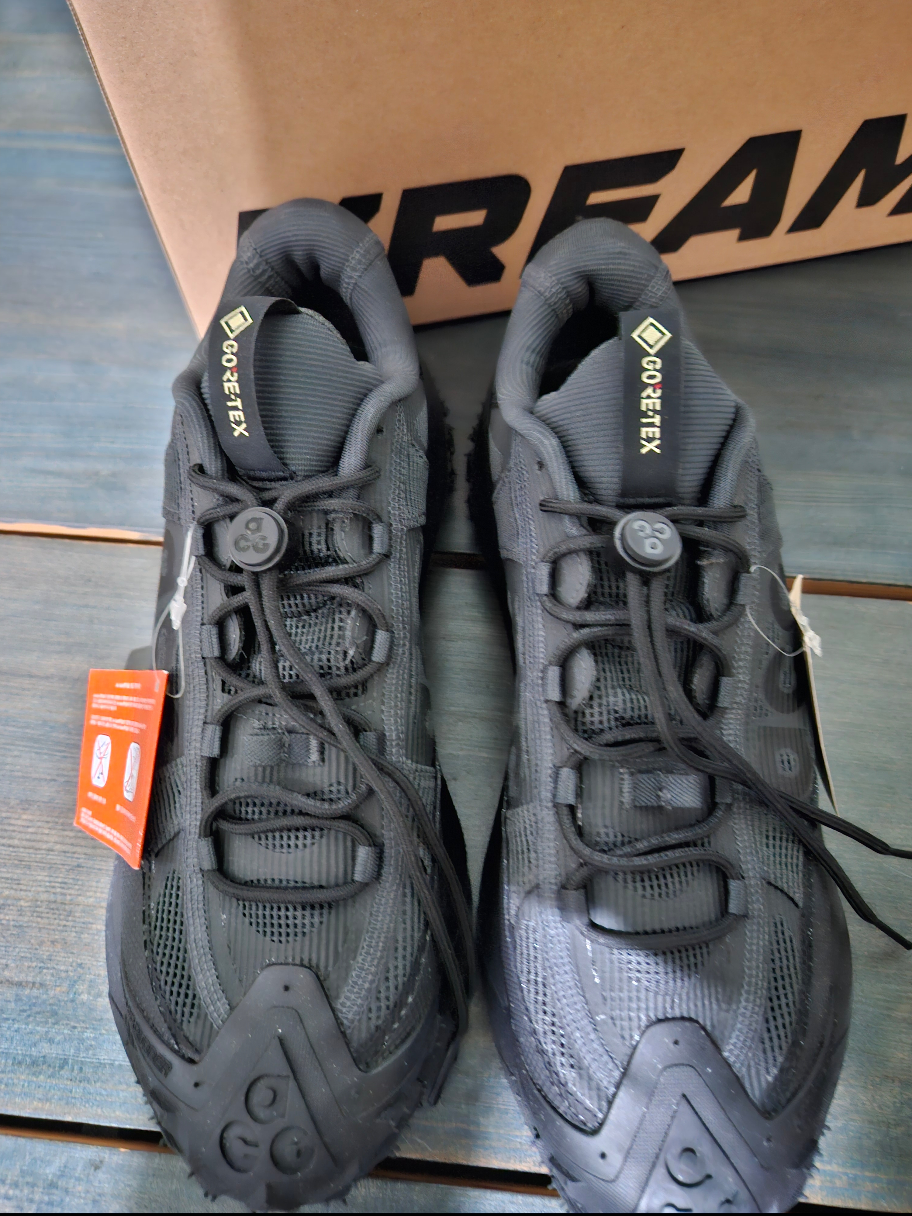 Nike ACG Mountain Fly 2 Low Gore-Tex Black and Dark Smoke Grey 착용 스타일 - 5