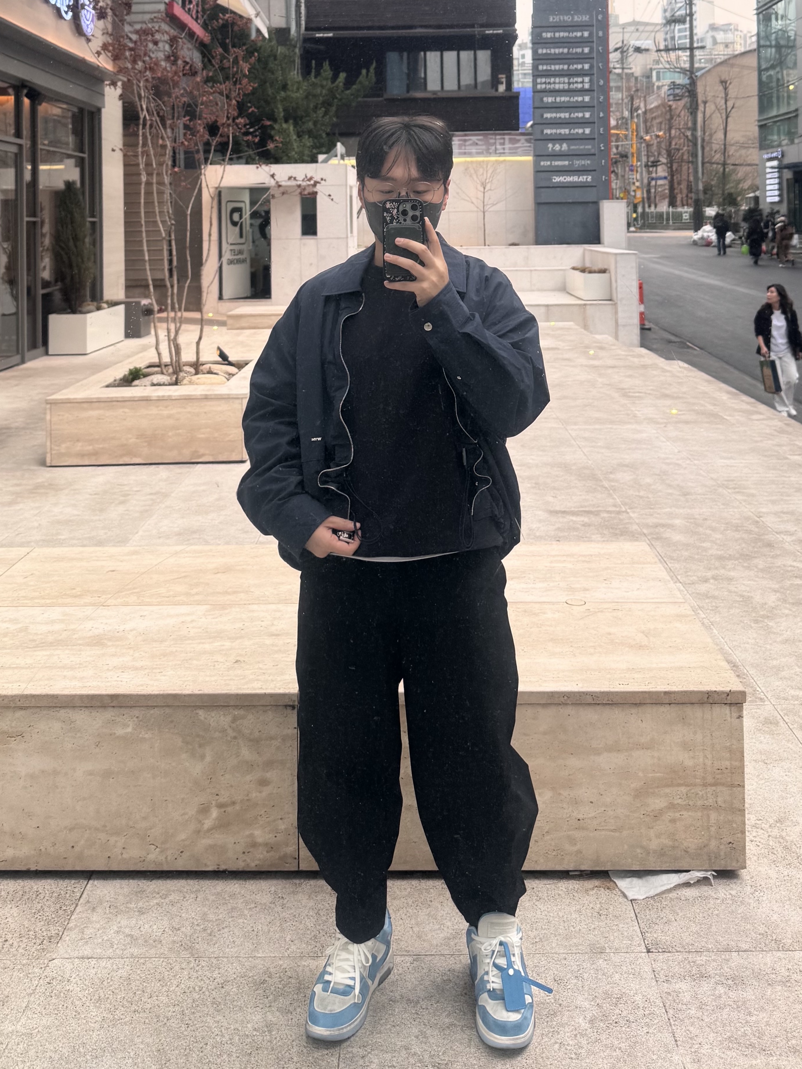 Wooyoungmi 3D Flower Back Logo Sweatshirt Navy - 24FW, Off-White Out of Office OOO Sneakers Suede Blue White - 22SS 착용 스타일 - 1