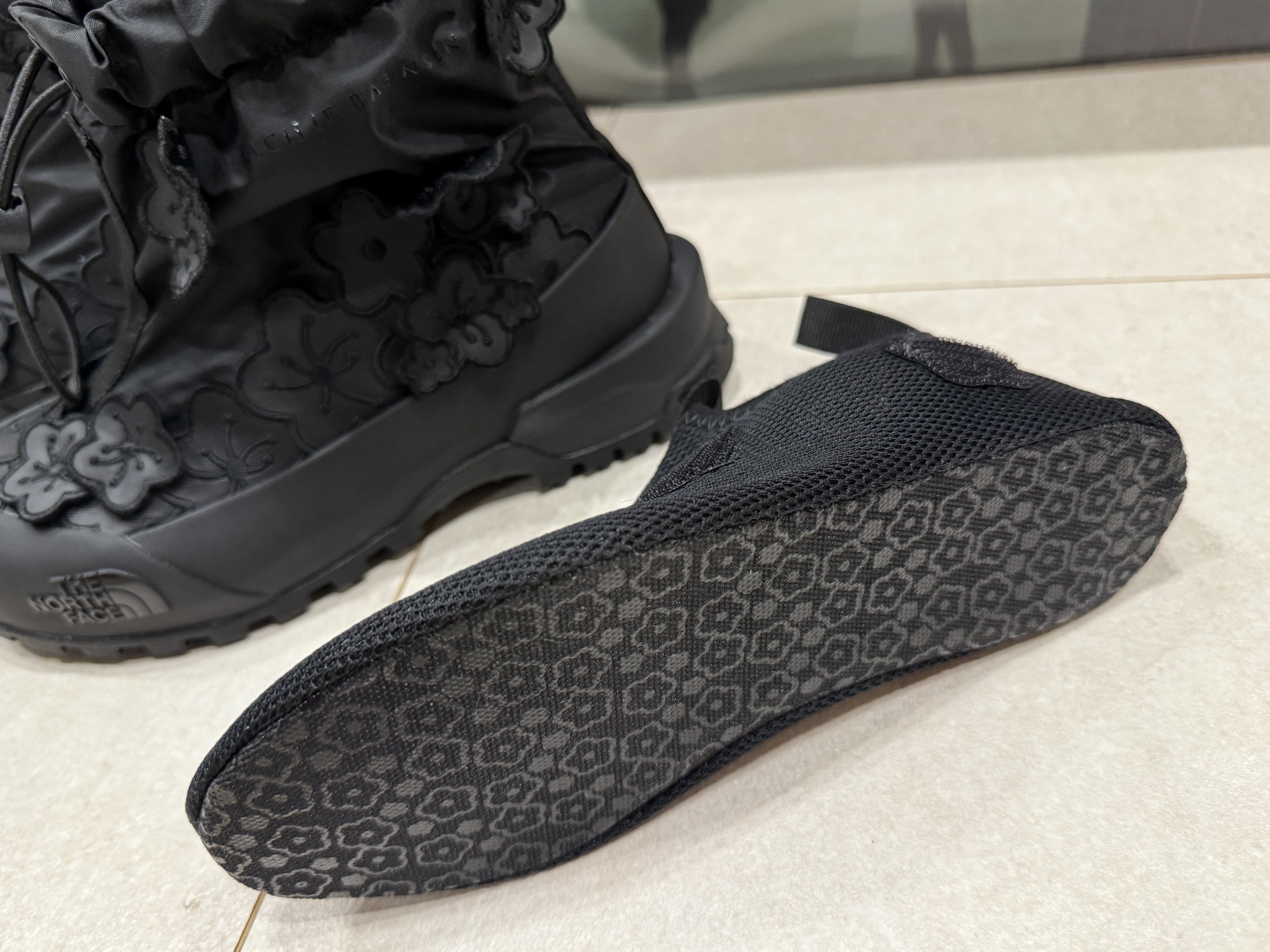 The North Face x Cecilie Bahnsen Glenclyffe Gaiter TNF Black 착용 스타일 - 3