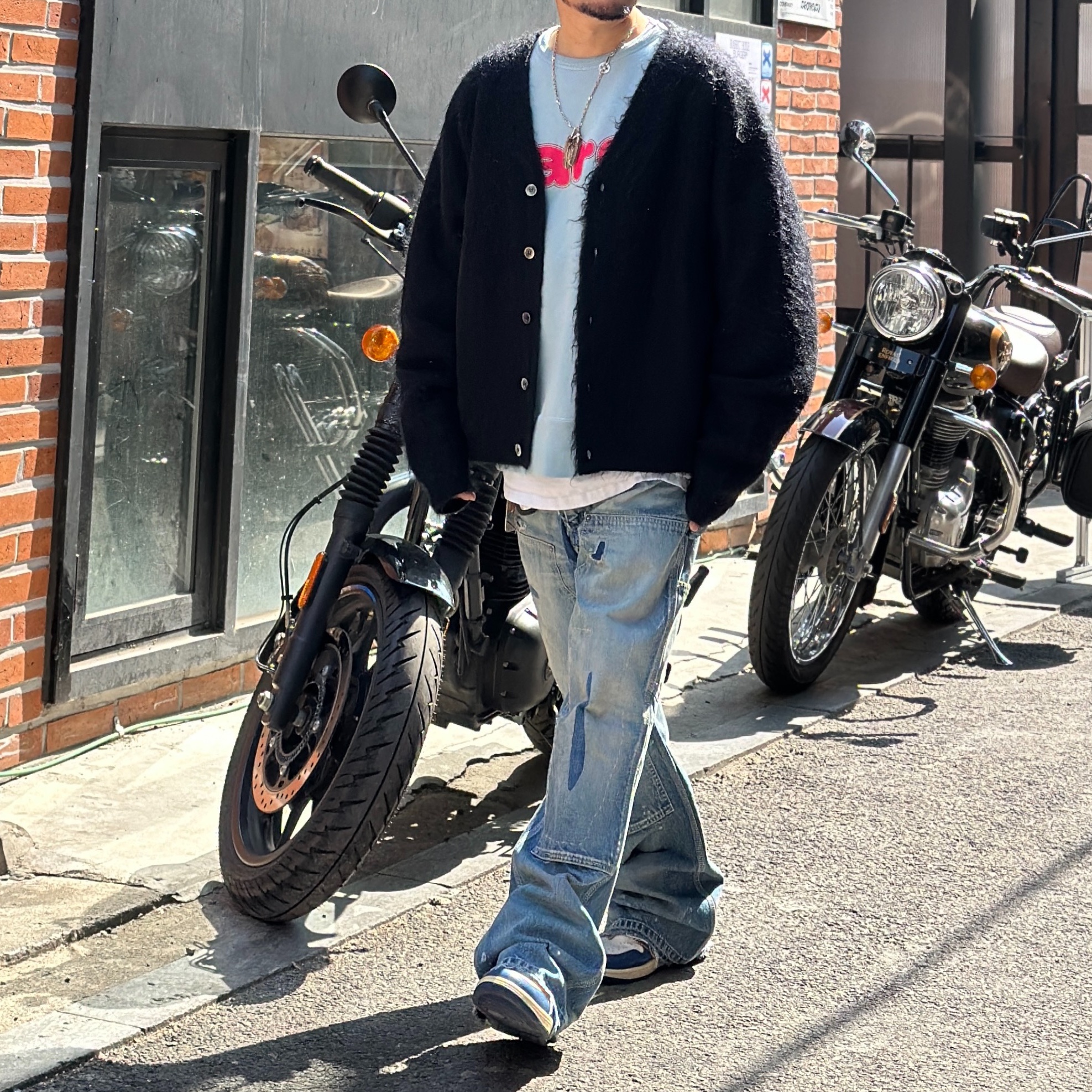 Saint Mxxxxxx Hard Sweatshirt Sky Blue - 24AW, Saint Mxxxxxx Mohair Cardigan Black - 24AW 착용 스타일 - 1