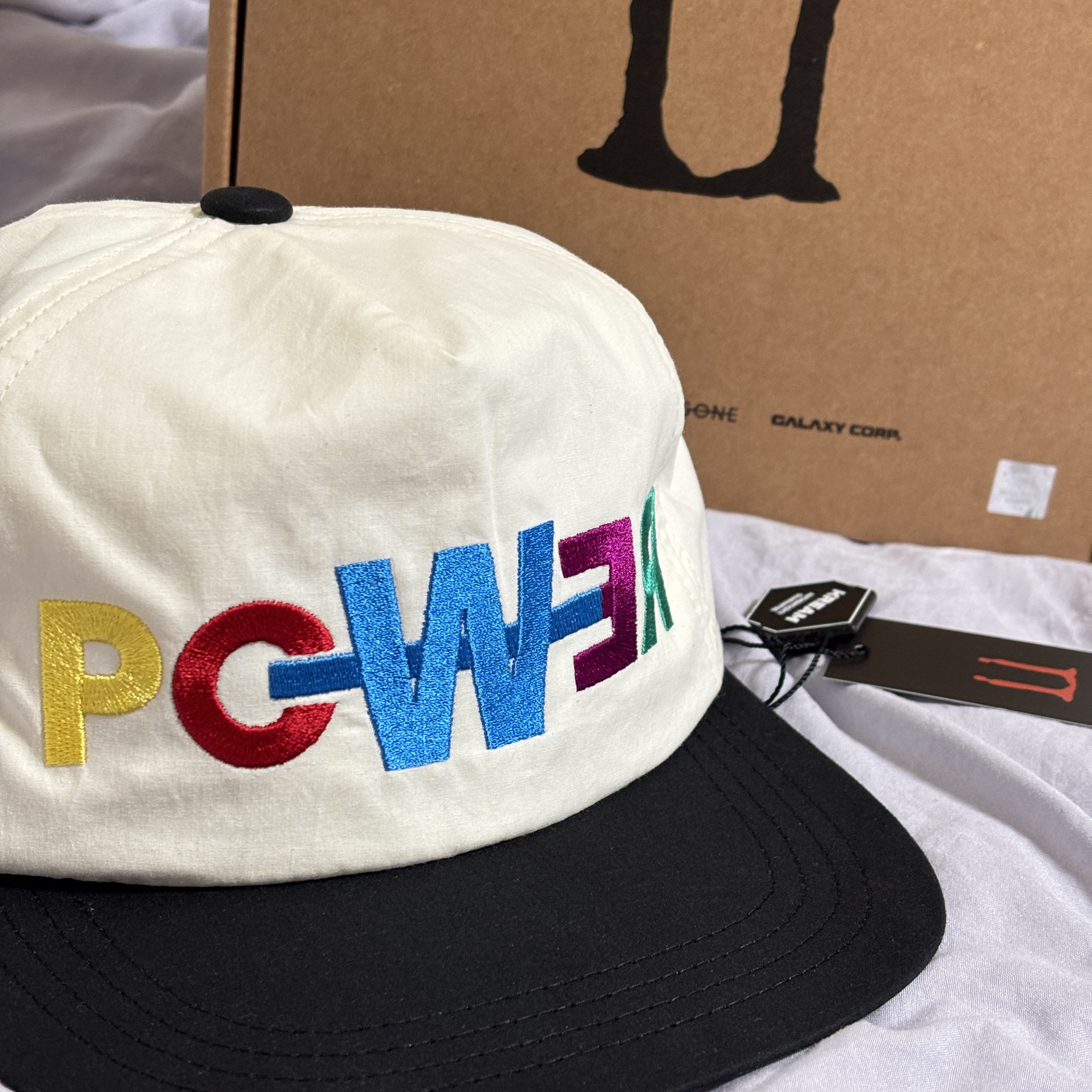 G-DRAGON Power Ball Cap White 착용 스타일