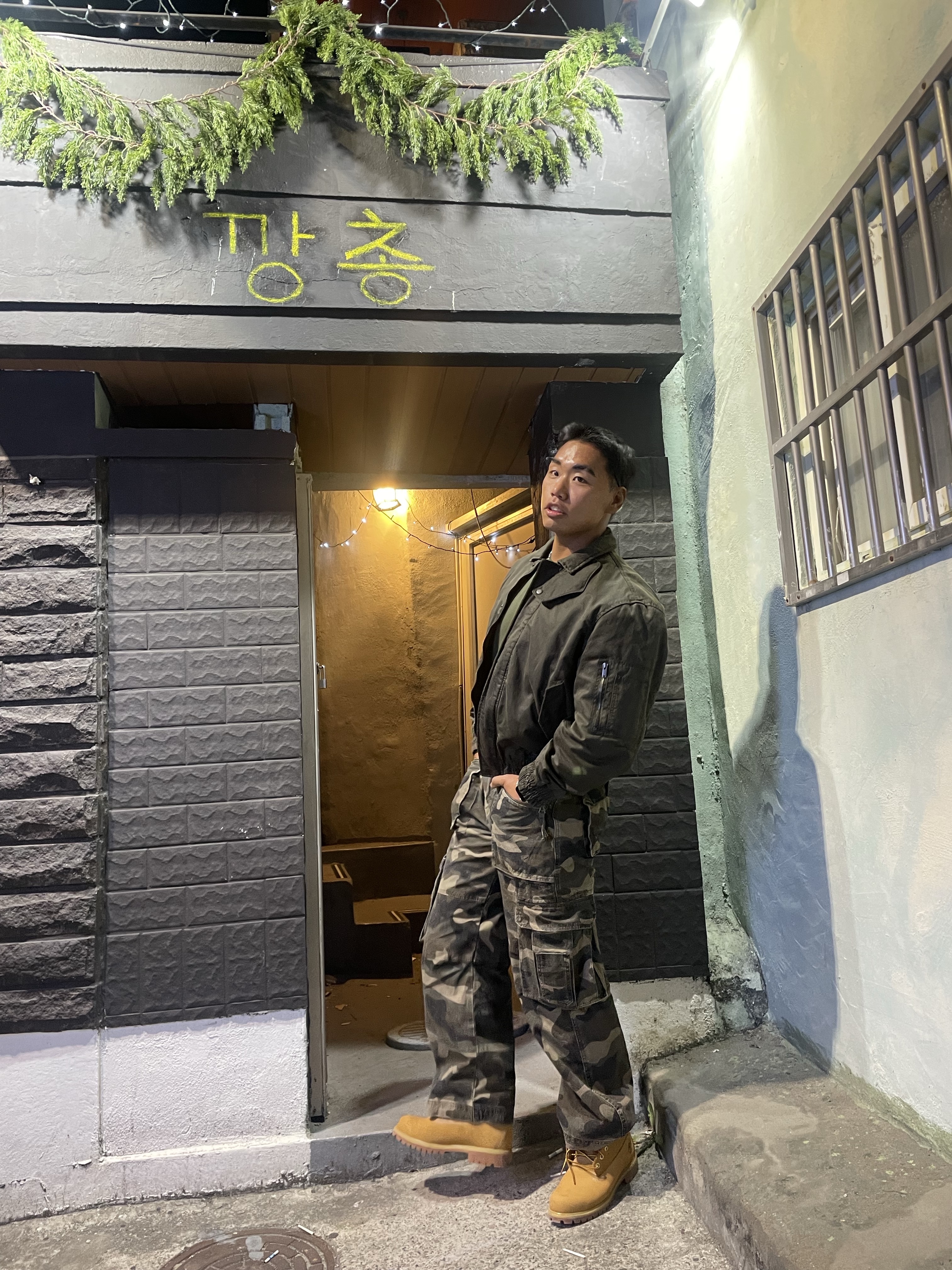 팀버랜드 프리미엄 6인치 워터프루프 부츠 위트 누벅 - 와이드, 오클리 아이 자켓 리덕스 실버 프레임 프리즘 블랙 폴러라이즈드 렌즈 하이 브릿지 핏 착용 스타일 - 1