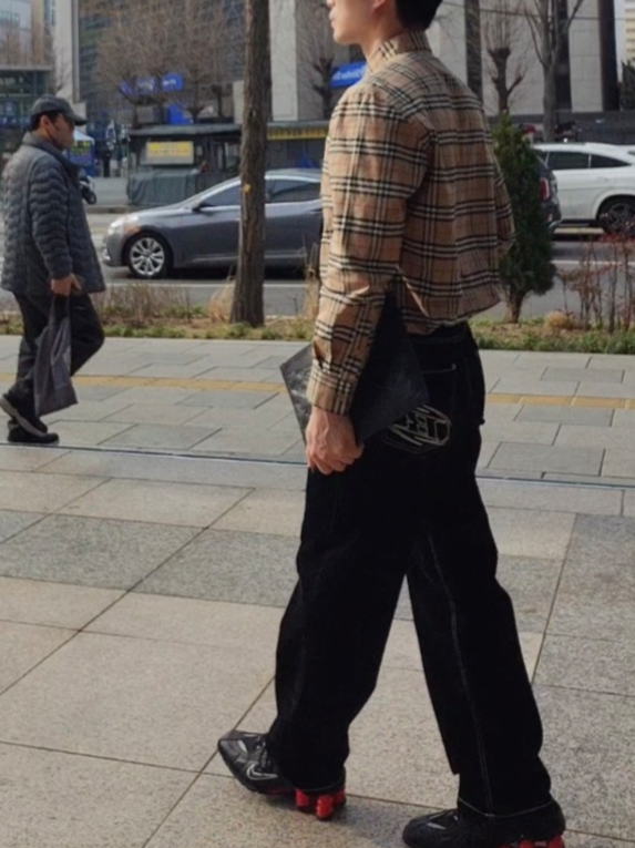 버버리 스몰 스케일 체크 스트레치 코튼 셔츠 아카이브 베이지, 루이비통 데일리 파우치 모노그램 앙프렝뜨 블랙 착용 스타일 - 3