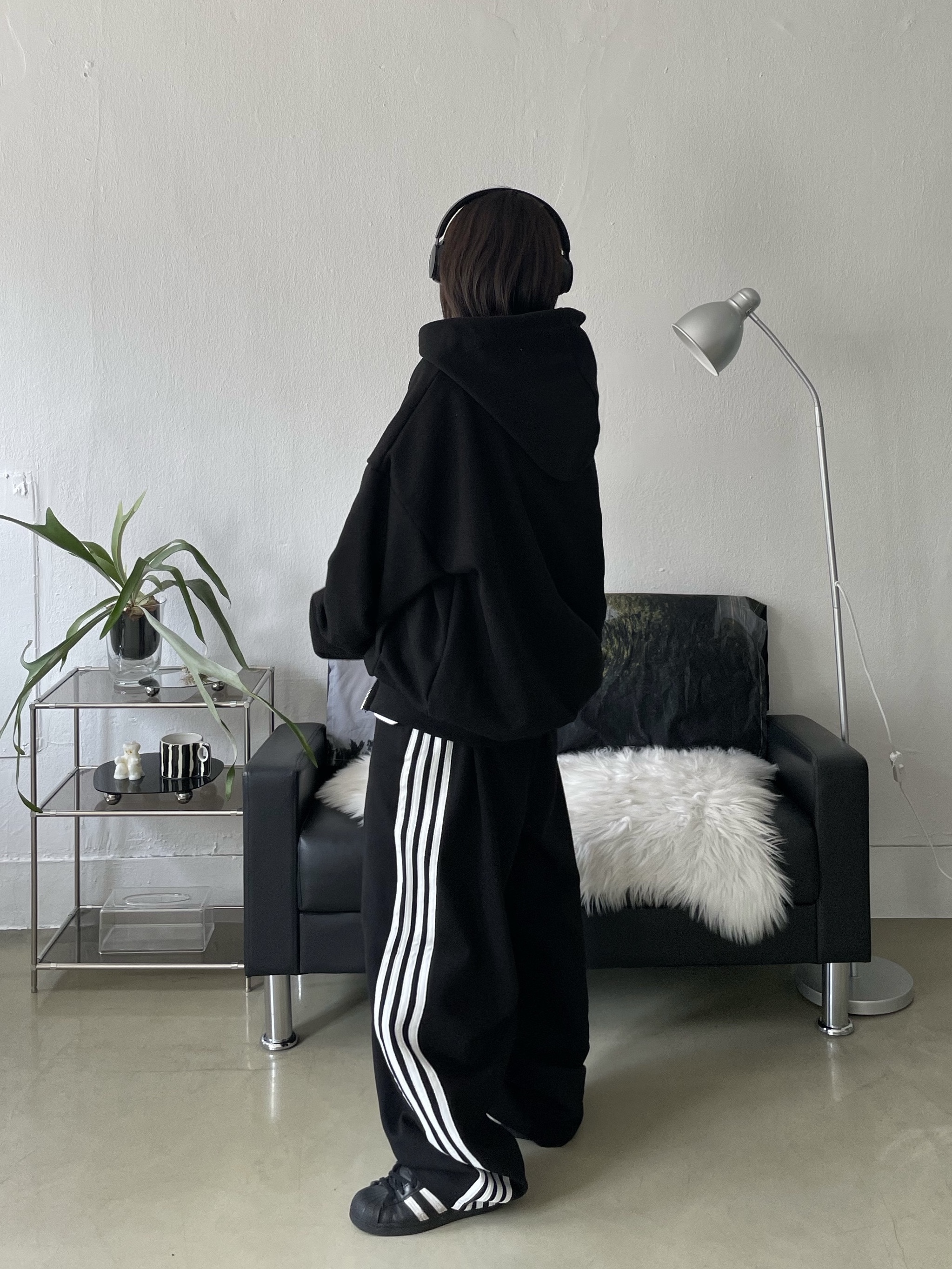 Adidas Superstar Core Black White 착용 스타일 - 3