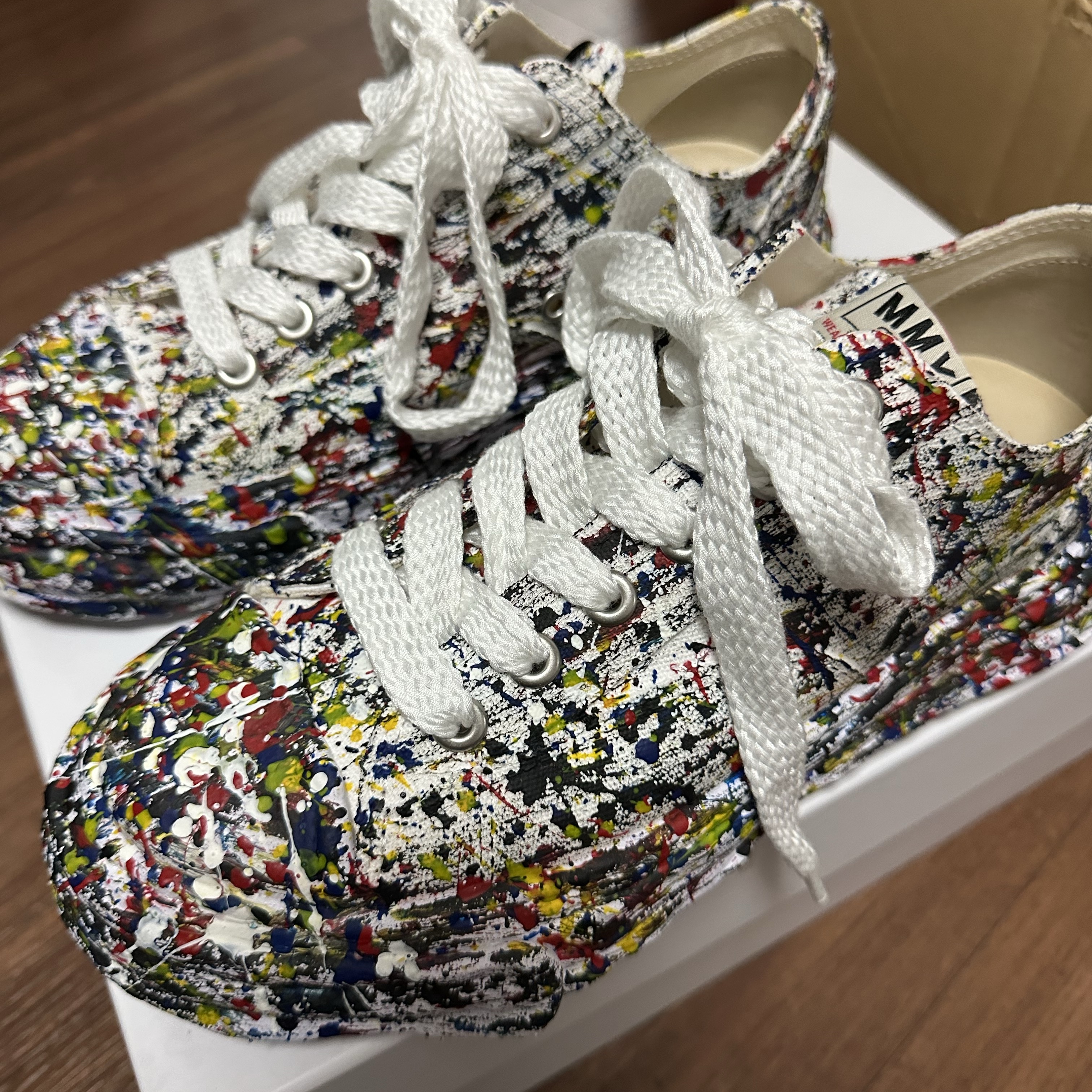 Maison Mihara Yasuhiro Peterson23 OG Sole Sputtering Paint Canvas Low-top Sneakers White 착용 스타일