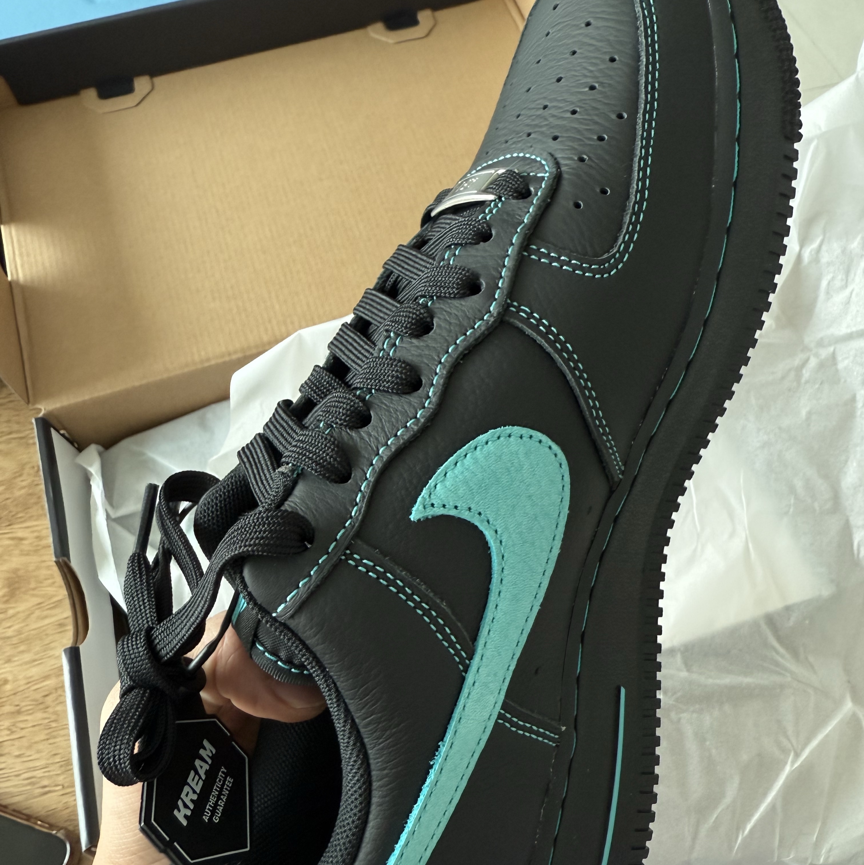 Nike Air Force 1 Low Black Aurora Green 착용 스타일 - 2