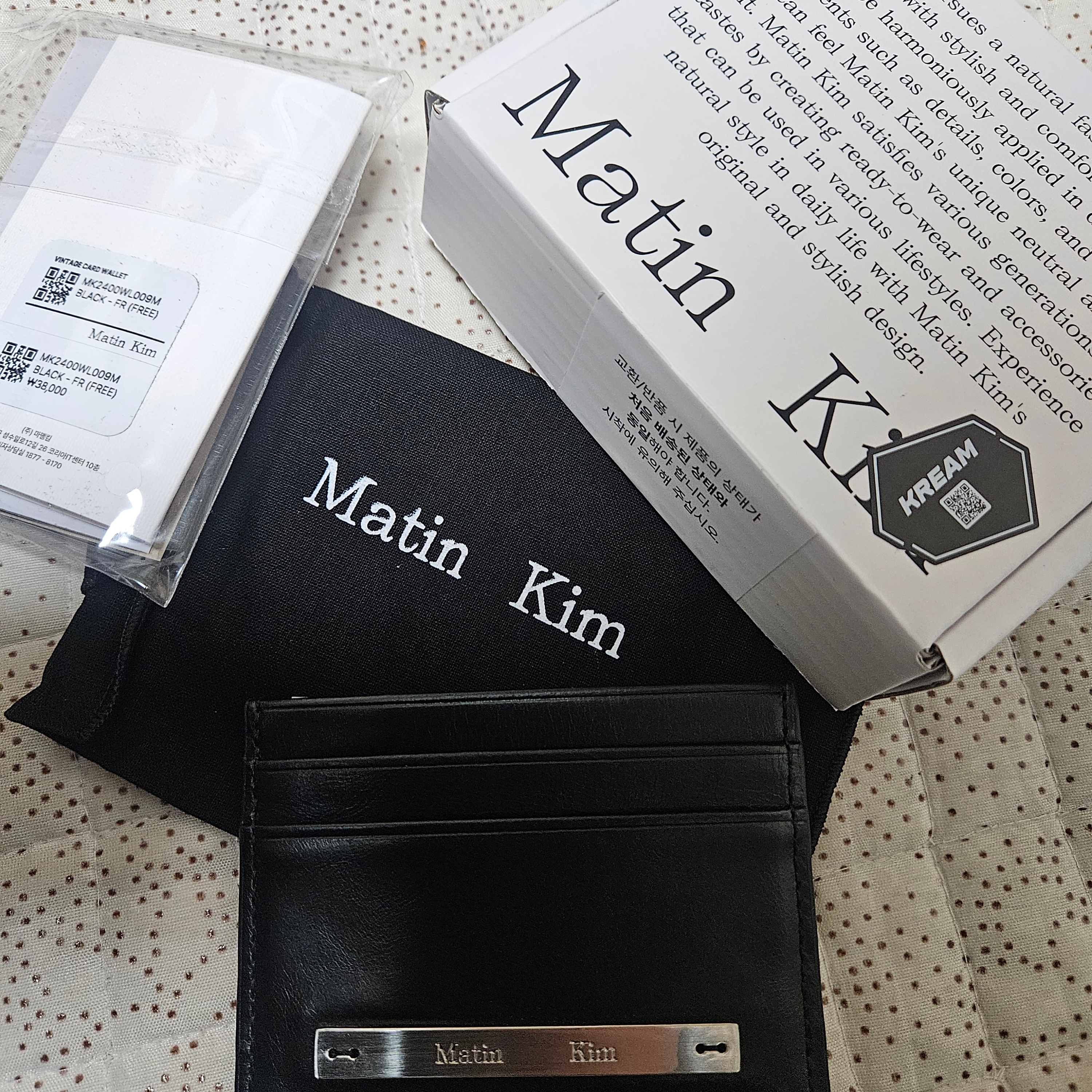 Matin Kim Vintage Card Wallet Black 착용 스타일