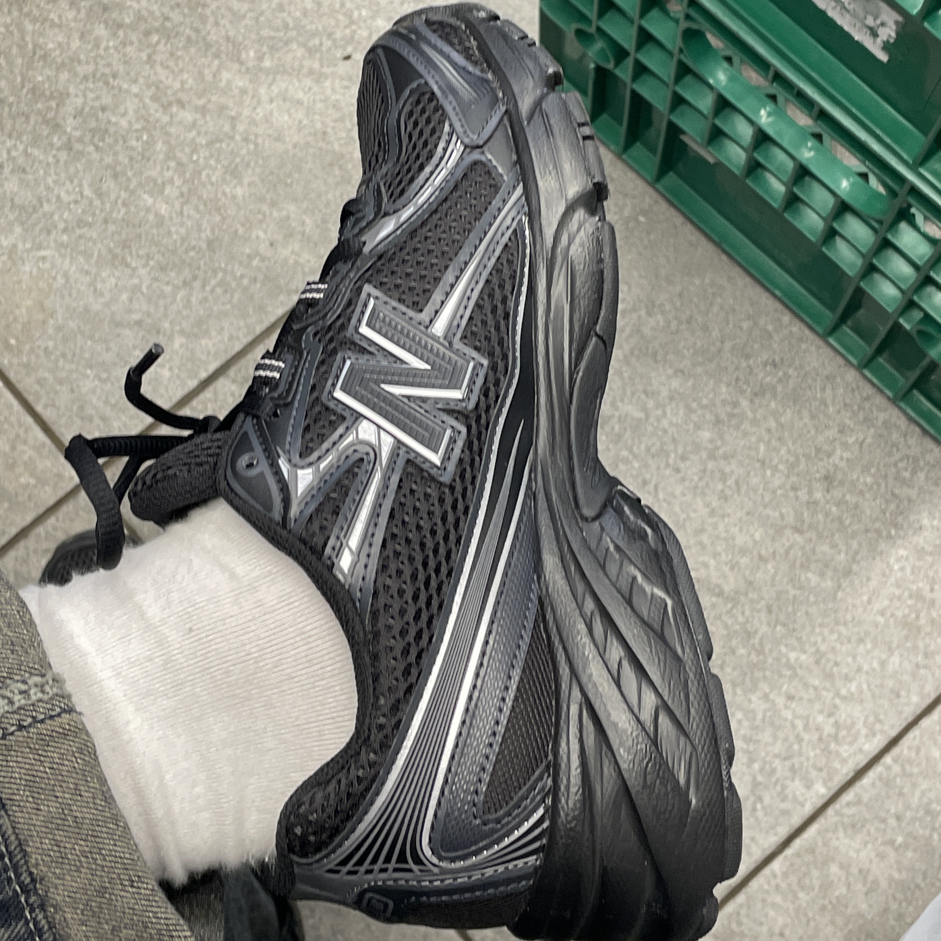 New Balance 740v2 Black Silver Metallic 착용 스타일 - 3