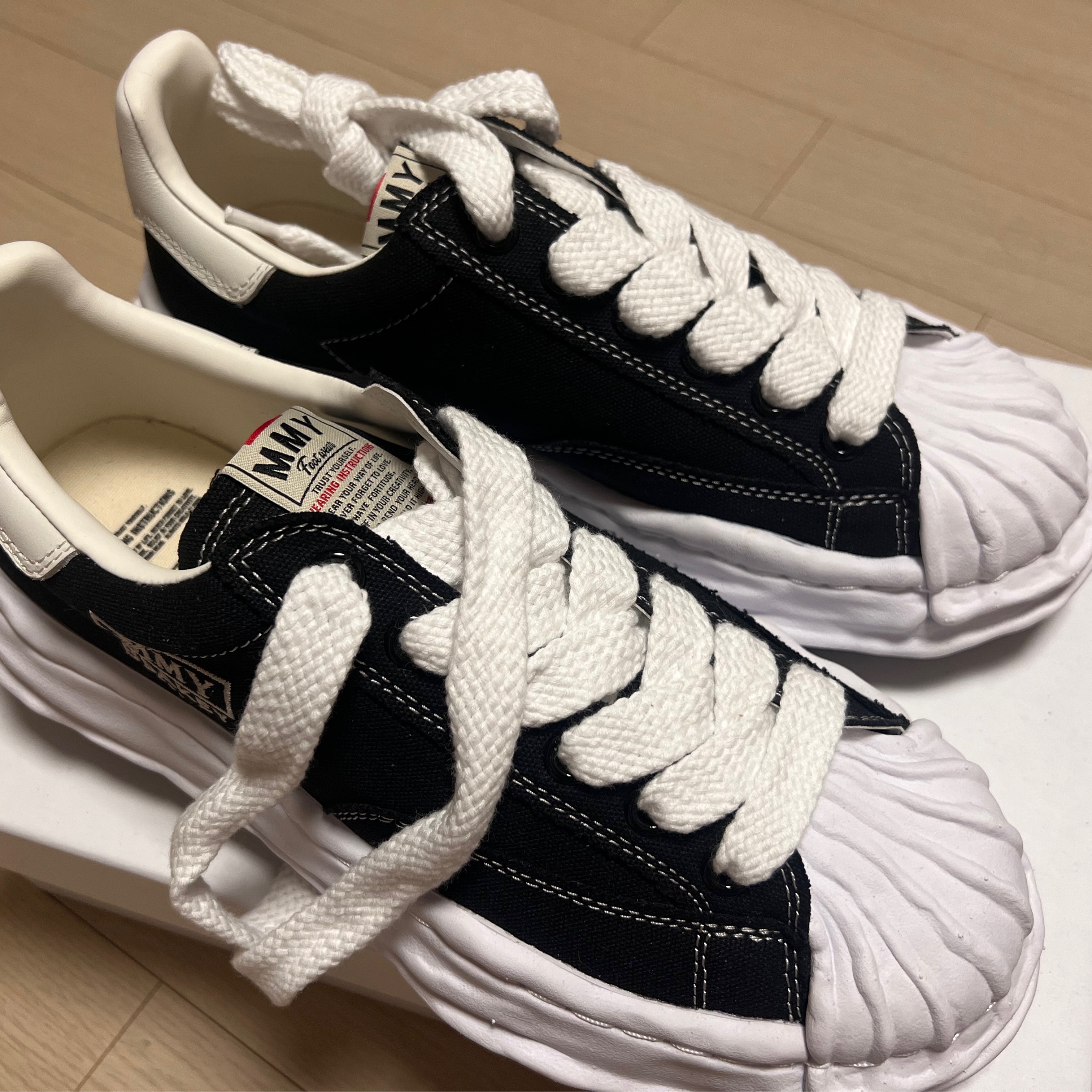 Maison Mihara Yasuhiro Blakey OG Sole Canvas Low-top Sneakers Black White 착용 스타일 - 1