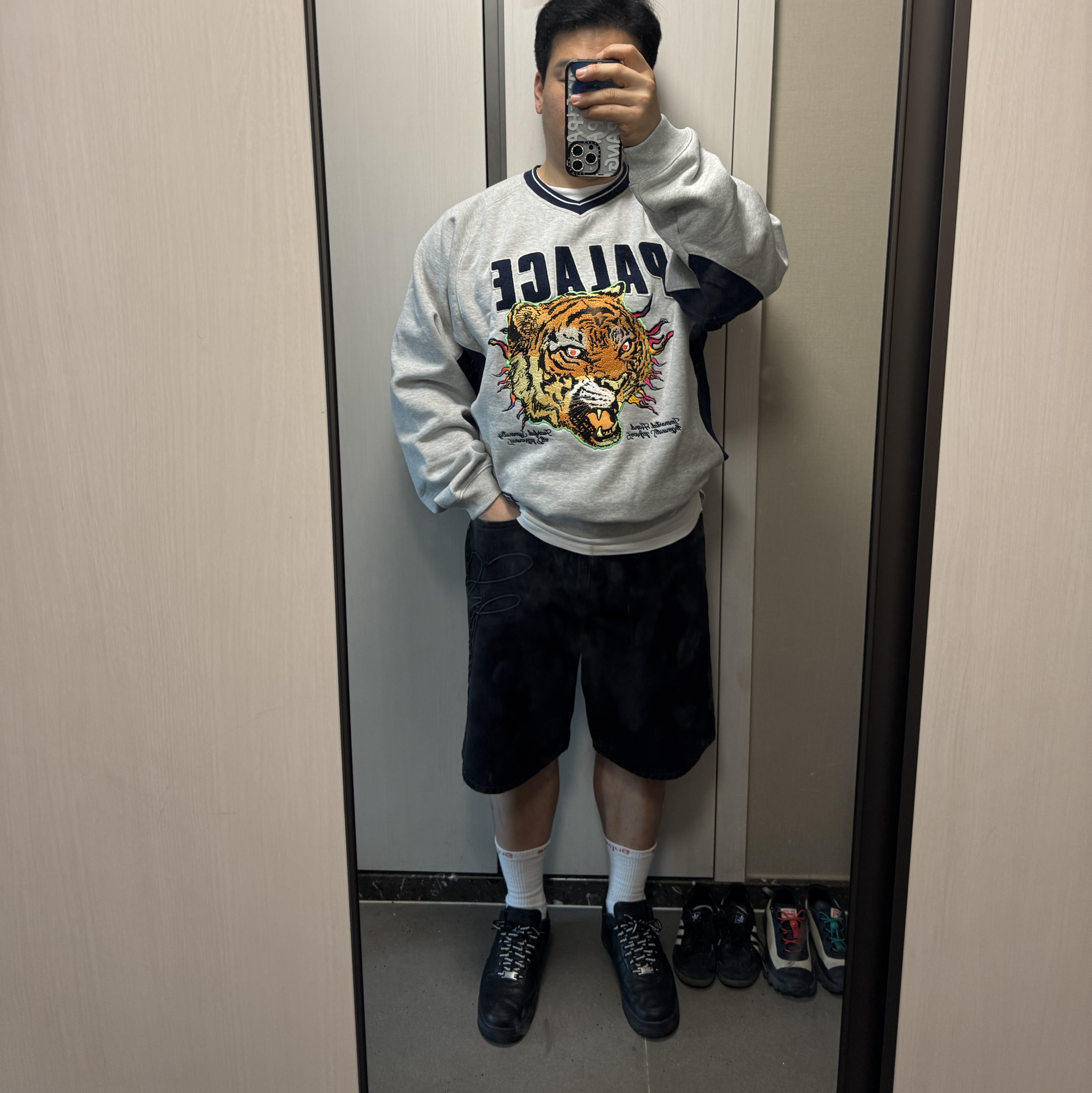 Palace Tora Tora Crew Grey Marl - 25SS, Supreme Script Baggy Denim Short Washed Black - 24SS 착용 스타일 - 1