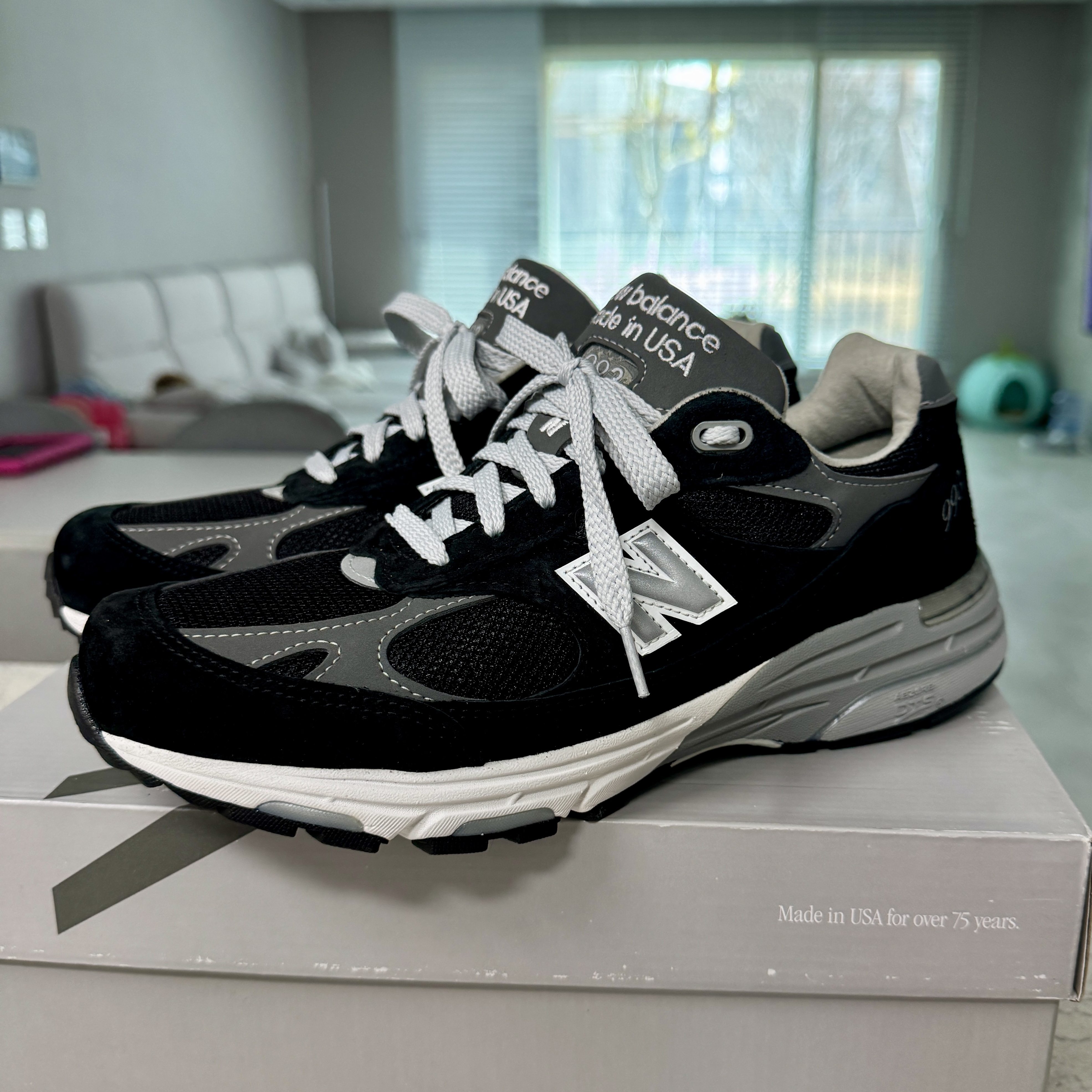 뉴발란스 993 메이드 인 USA 블랙 - D 스탠다드 착용 스타일 - 1