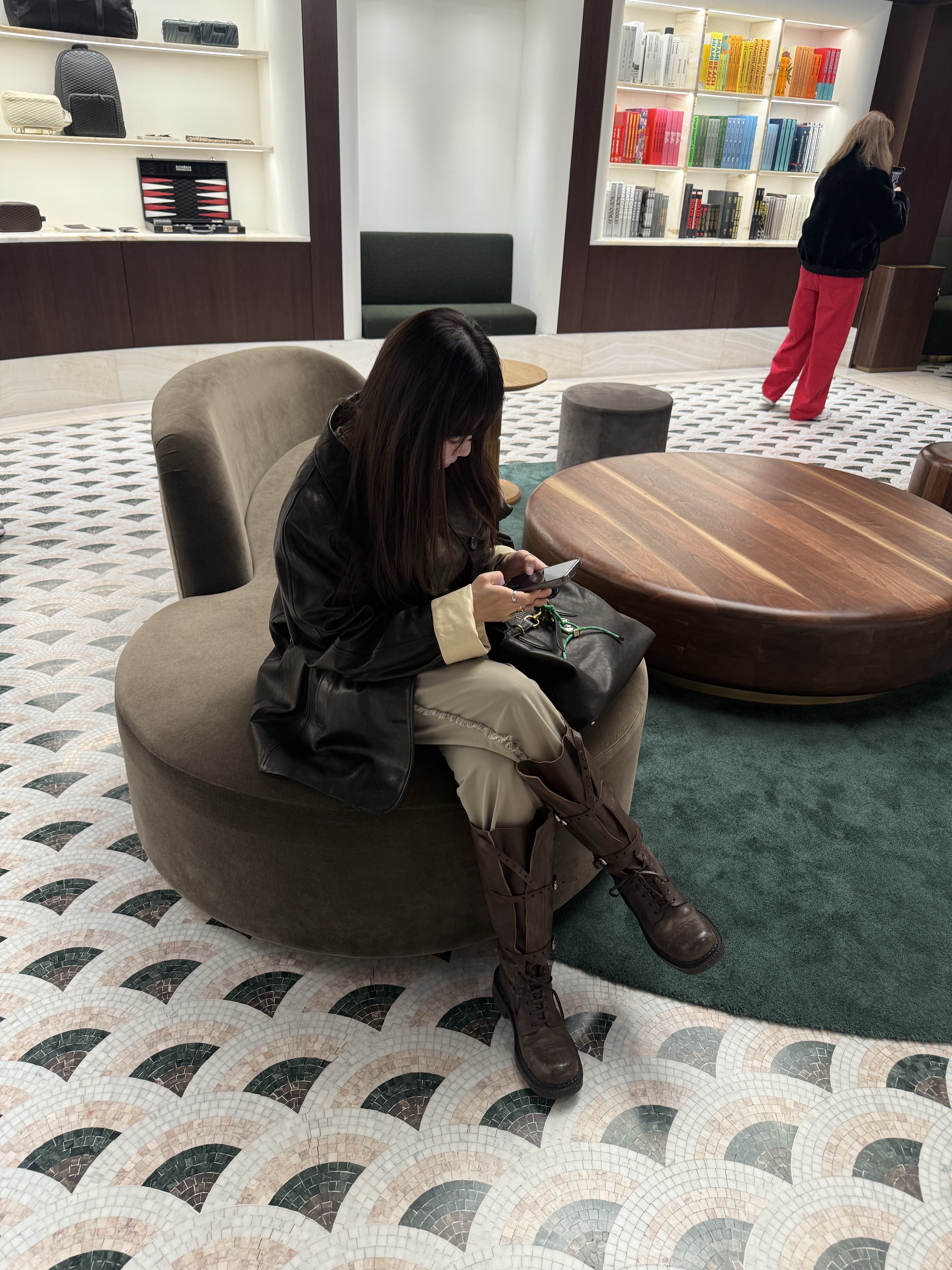 (W) Miu Miu Leather Boots Cocoa Brown, Miu Miu Aventure Nappa Leather Bag Black 착용 스타일 - 1