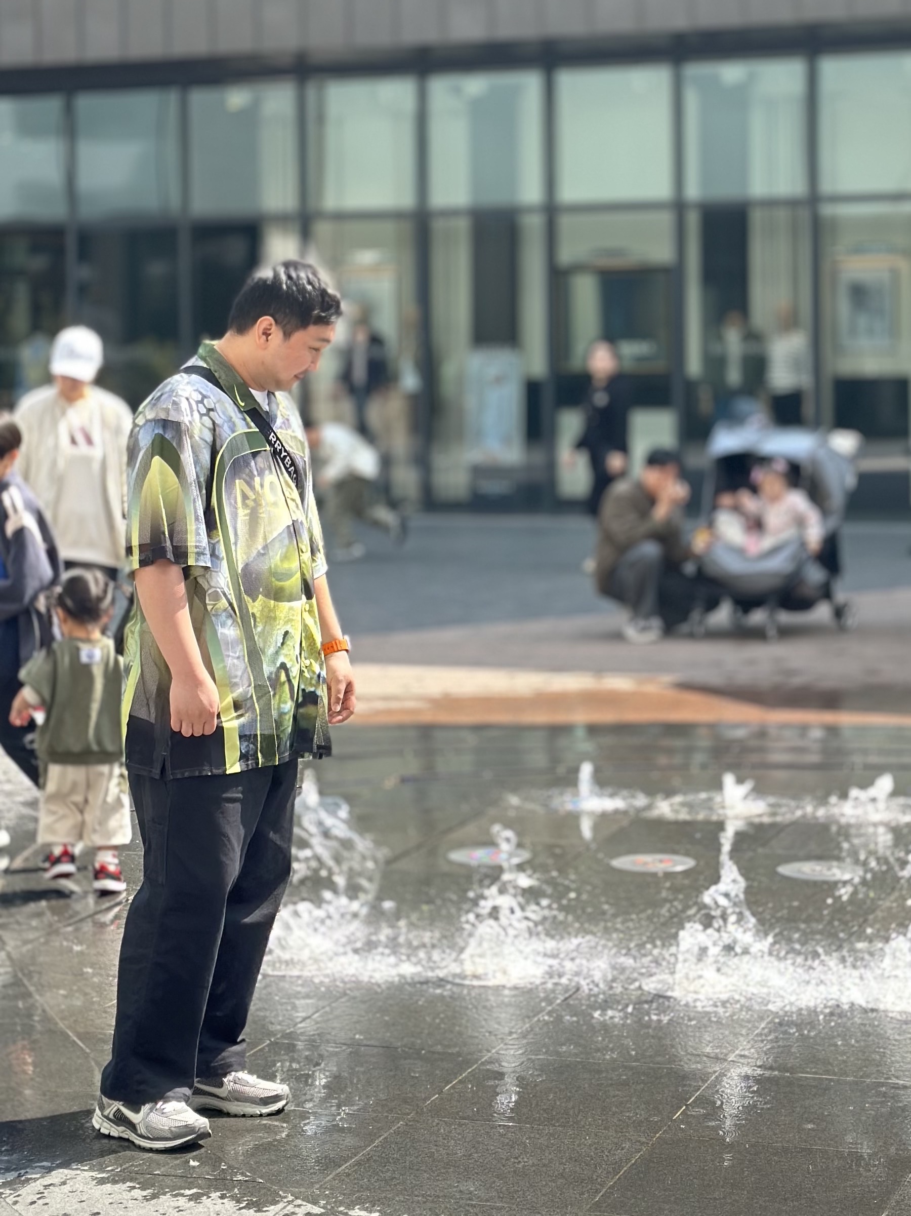 (W) Nike Zoom Vomero 5 Cobblestone and Flat Pewter, Nike x Drake Nocta Opal Tito Neeks Button Down Short Sleeve Top Pilgrim (FV1939-378) 착용 스타일