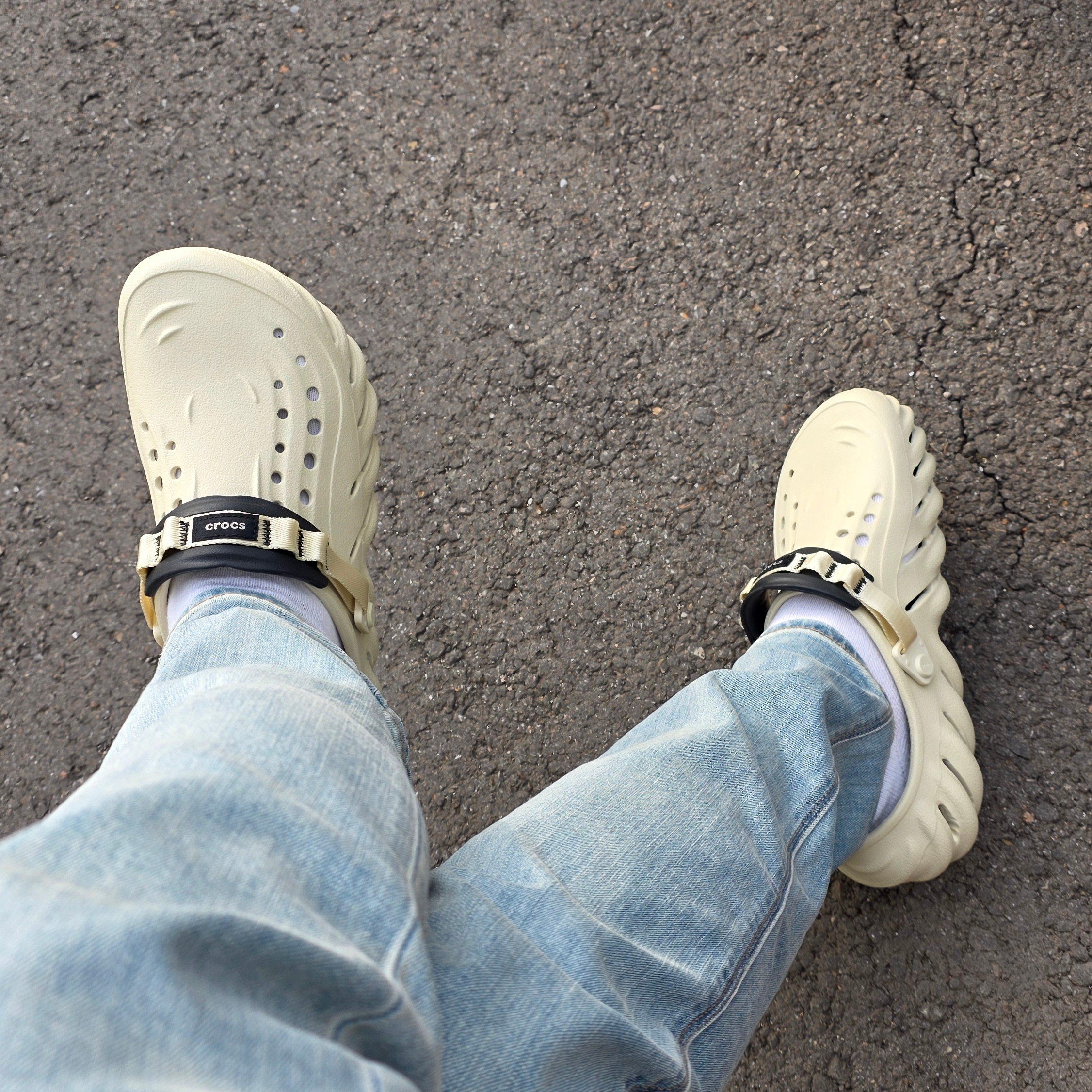 Crocs Echo Clog Bone Black 착용 스타일