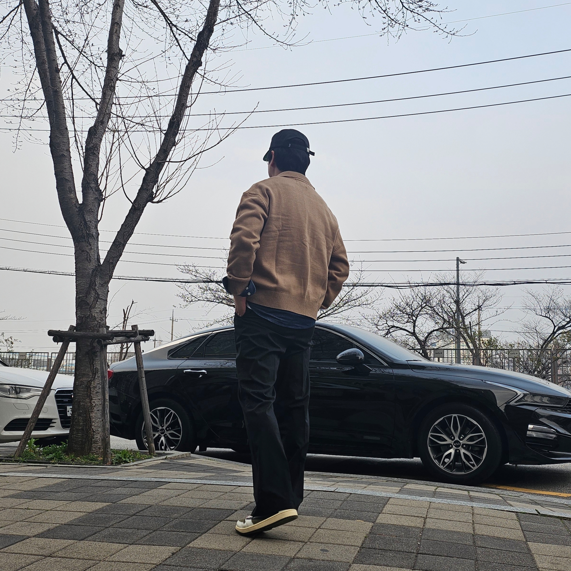 Jordan 1 x Travis Scott Retro Low OG SP Reverse Olive, Stussy Stu Arch Strapback Cap Black 착용 스타일 - 3