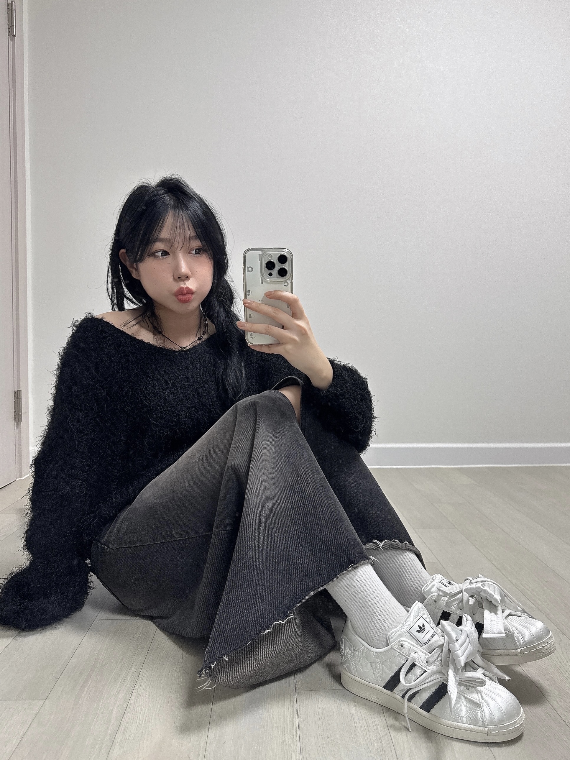 (W) 아디다스 x 캐롤라인 후  슈퍼스타 코어 화이트 코어 블랙 착용 스타일 - 2
