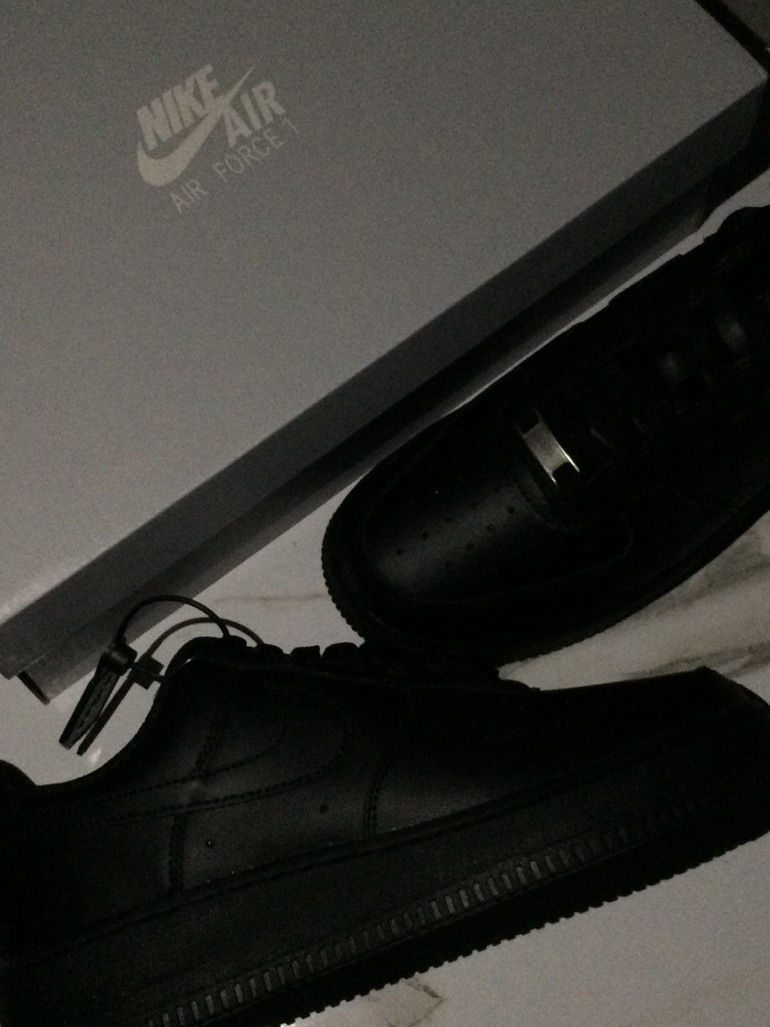 Nike Air Force 1 '07 Low Triple Black 착용 스타일 - 4
