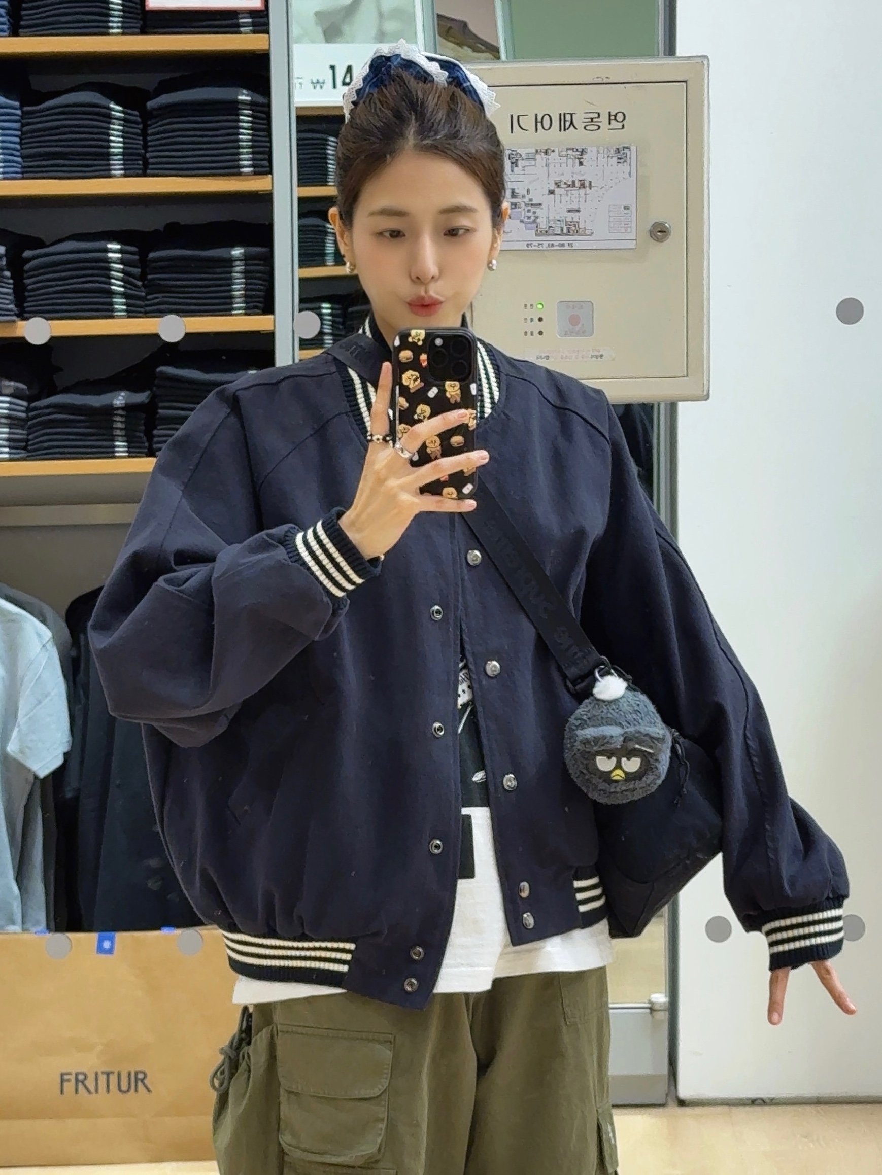 Supreme Utility Bag Black - 25SS, Human Made Graphic T-Shirt #14 White 착용 스타일 - 3