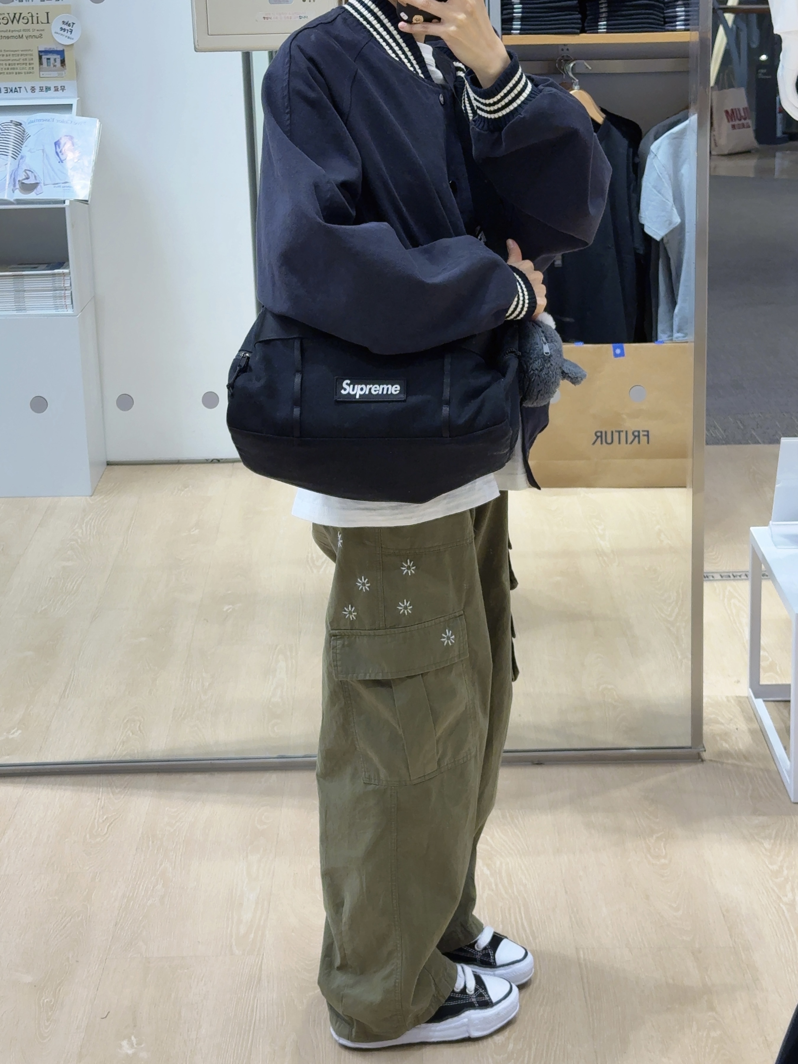 Supreme Utility Bag Black - 25SS, Human Made Graphic T-Shirt #14 White 착용 스타일 - 4