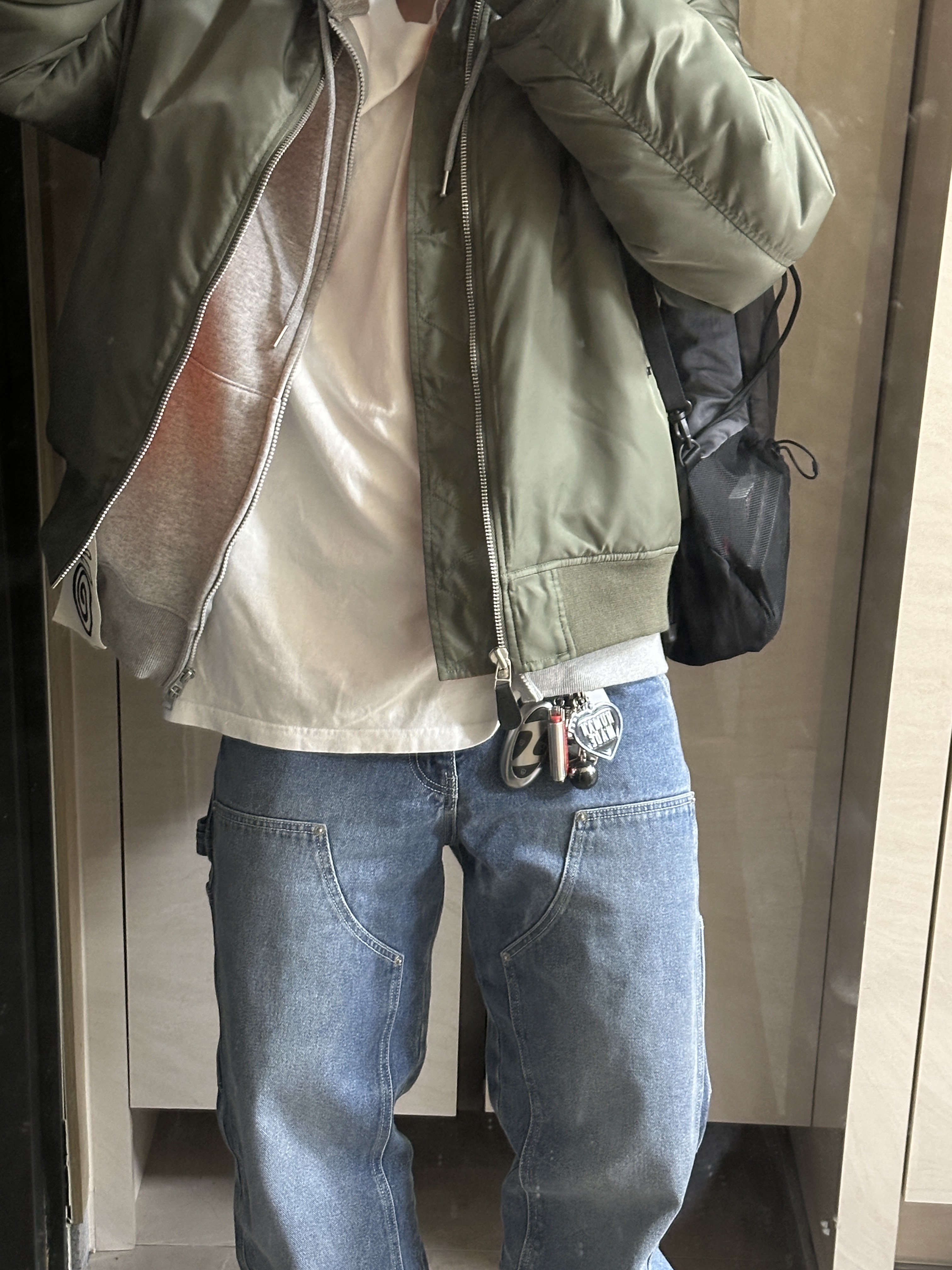 Stussy x CDG MA-1 Jacket Olive, Stussy Surfman Keychain Silver 착용 스타일