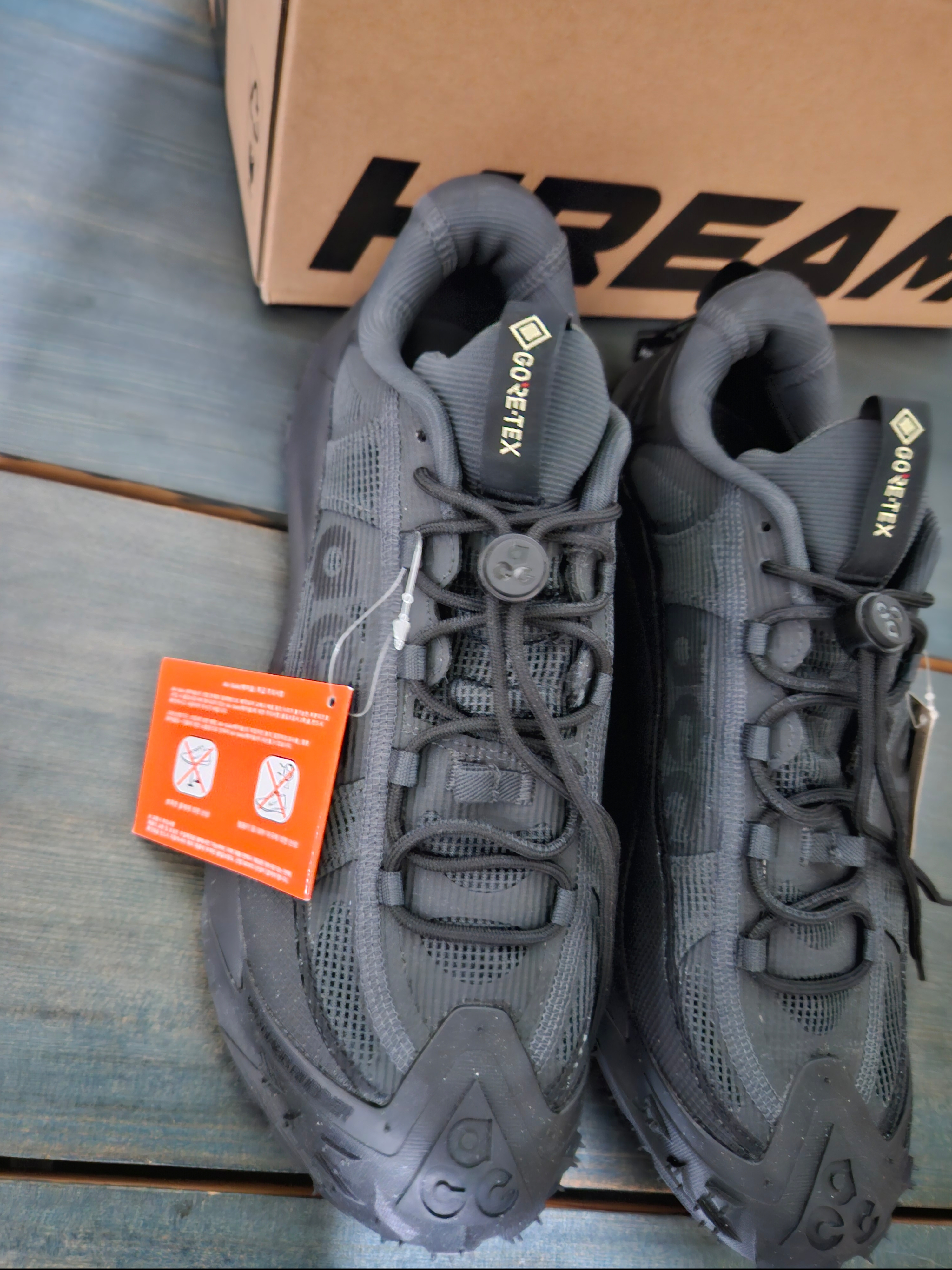 Nike ACG Mountain Fly 2 Low Gore-Tex Black and Dark Smoke Grey 착용 스타일 - 6