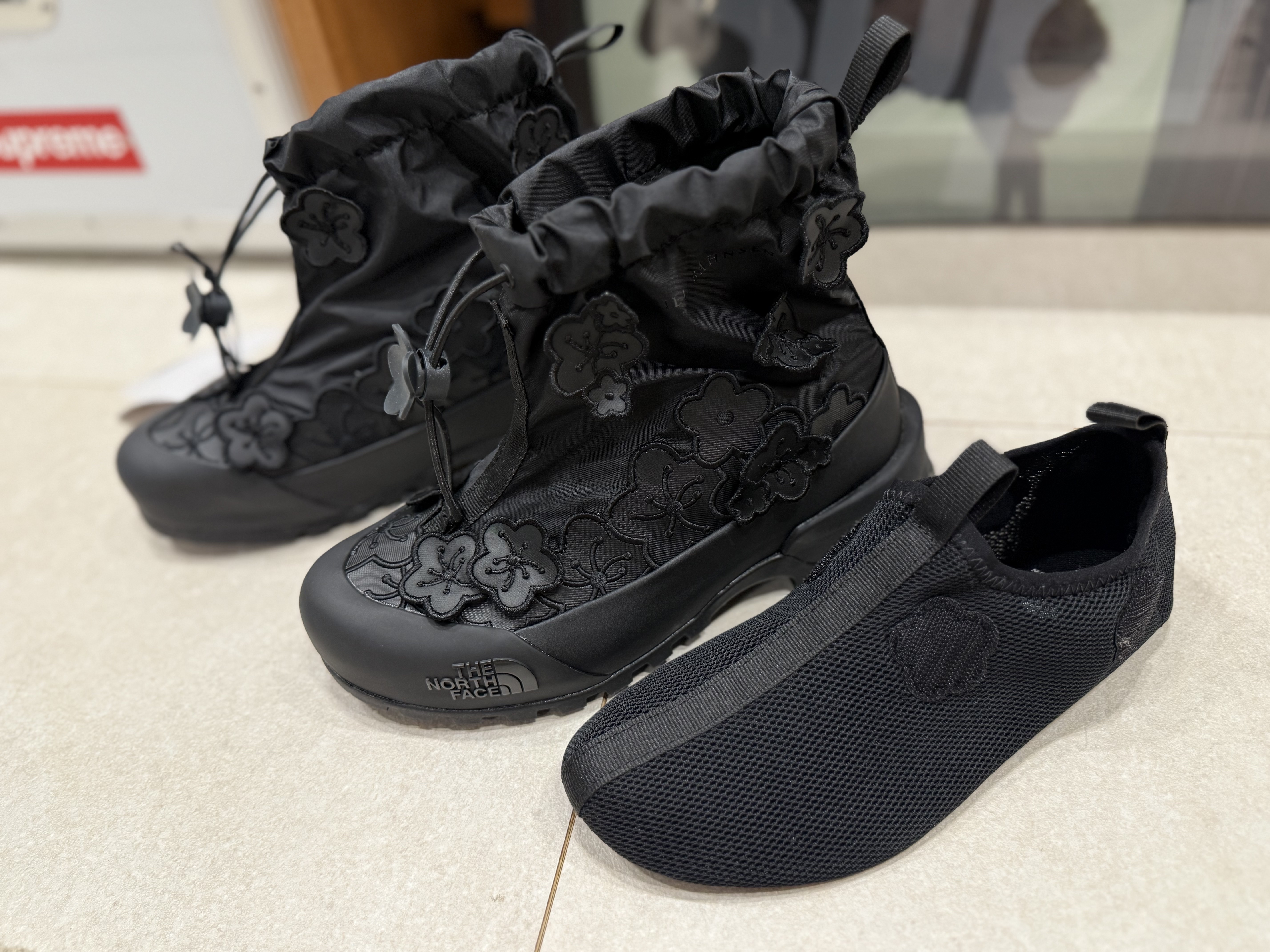 The North Face x Cecilie Bahnsen Glenclyffe Gaiter TNF Black 착용 스타일 - 2