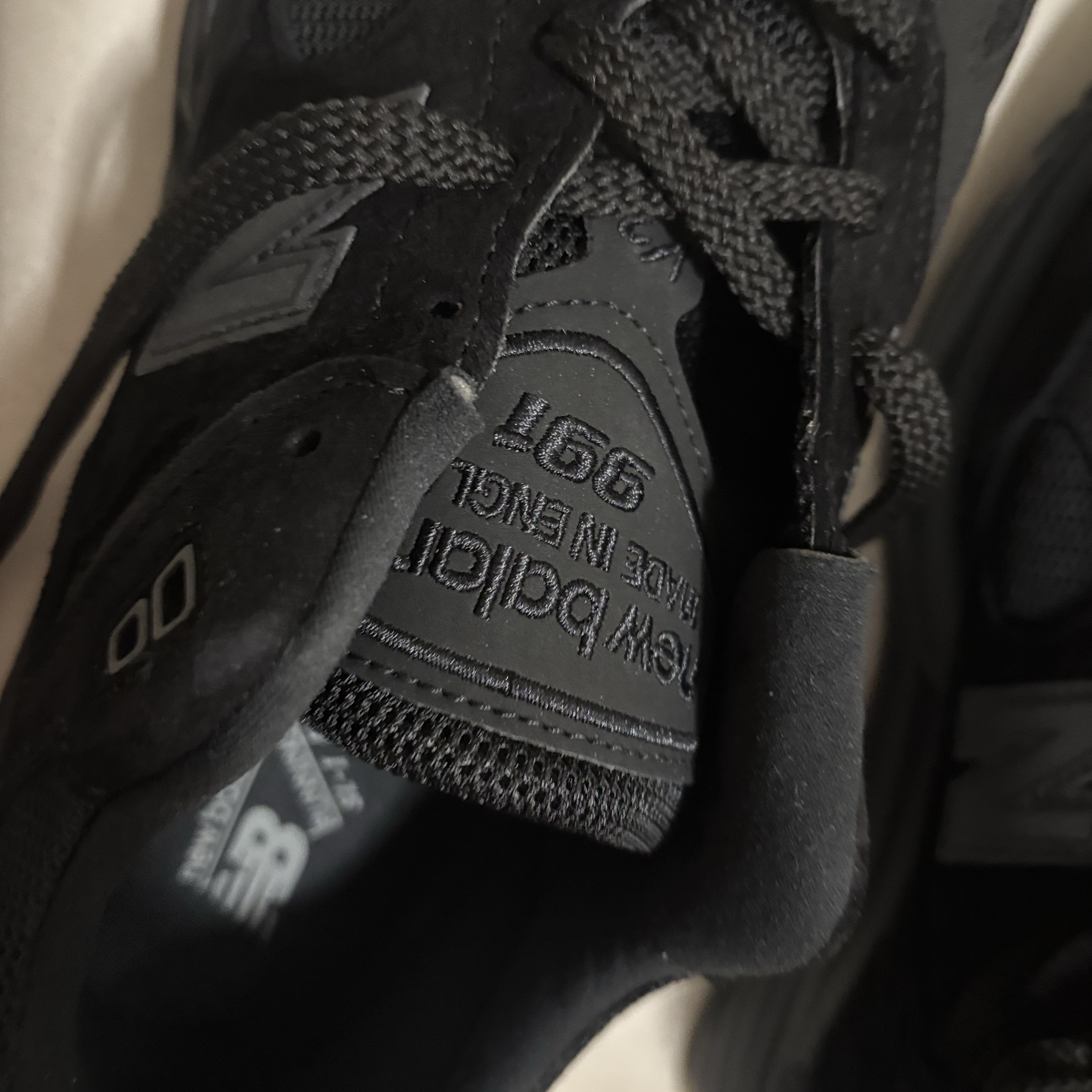 New Balance 991v2 Made in UK Black Grey 착용 스타일 - 2