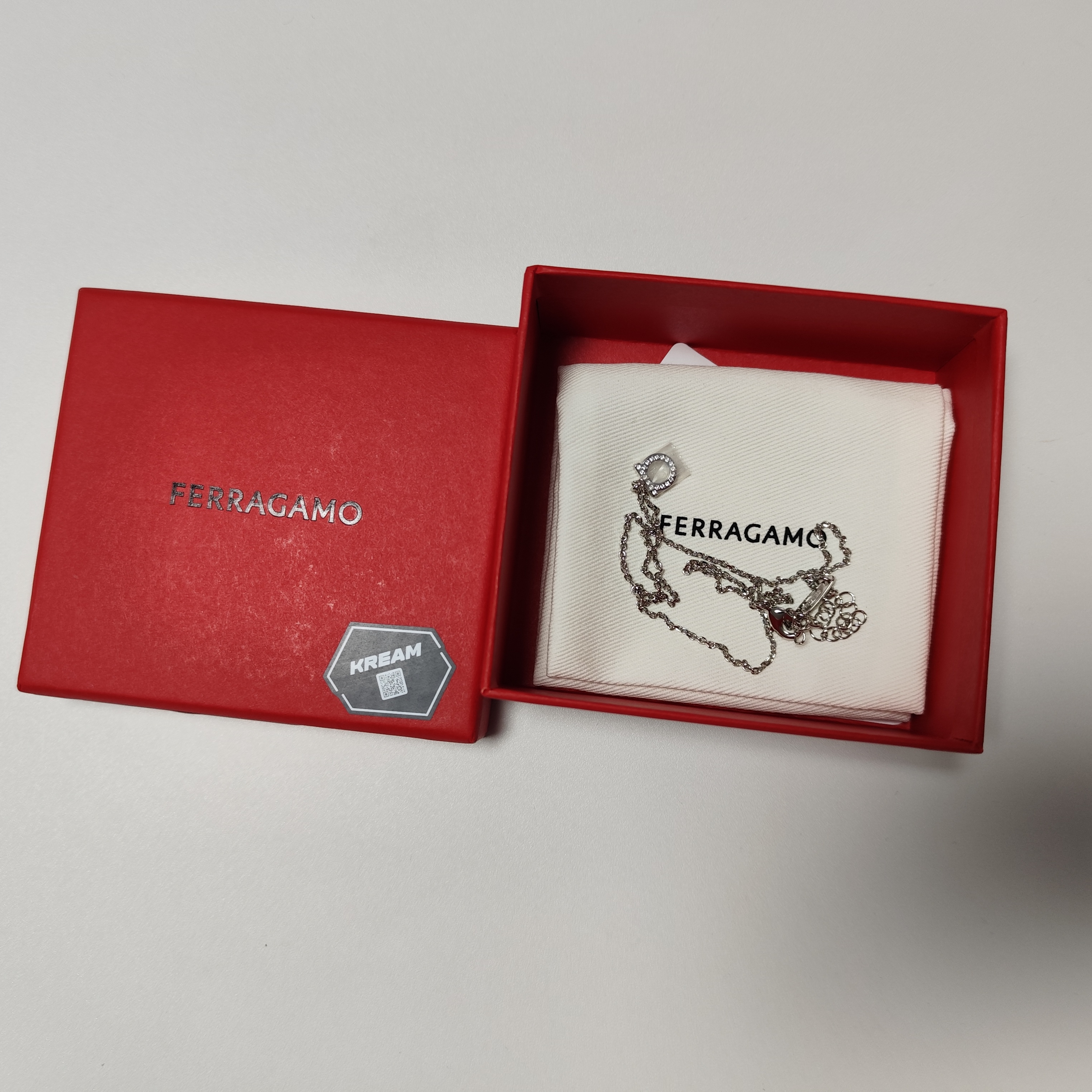 (W) Ferragamo Gancini Small Crystals Necklace Brass Glass & Palladium 착용 스타일 - 2