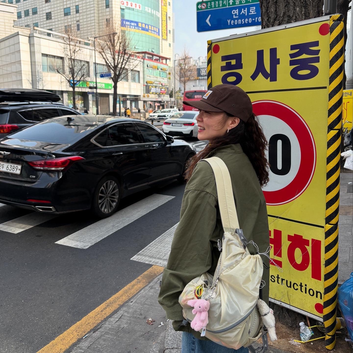 앤드 원더 실 데이팩 오프 화이트, 니들스 S.C 아미 셔츠 화이트 착용 스타일 - 4