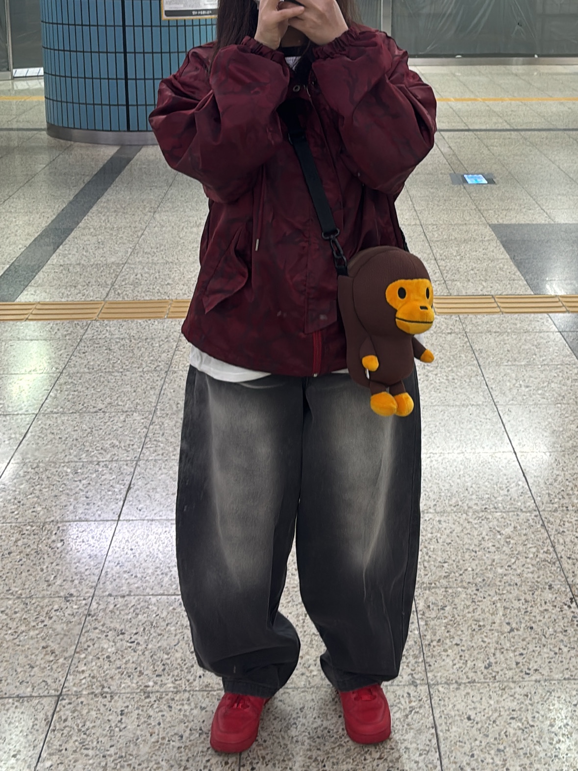 BAPE Baby Milo Plush Cross Bag Brown, Nike Air Force 1 '07 LV8 Low 1 Triple Red 착용 스타일 - 2