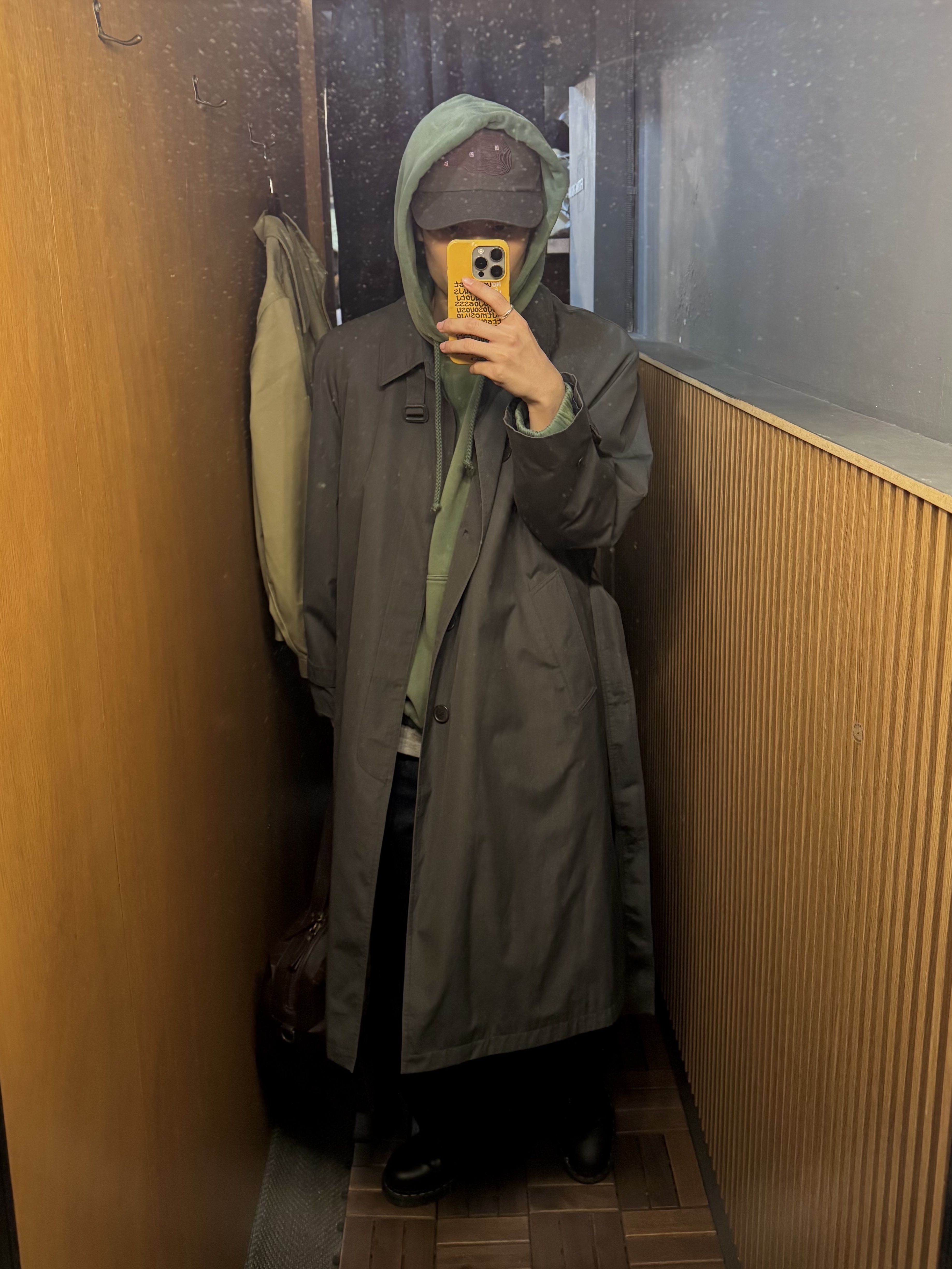 새티스파이 소프트셀 후드 썬 블리치드 그린, 닥터마틴 1461 스무스 블랙 착용 스타일 - 10