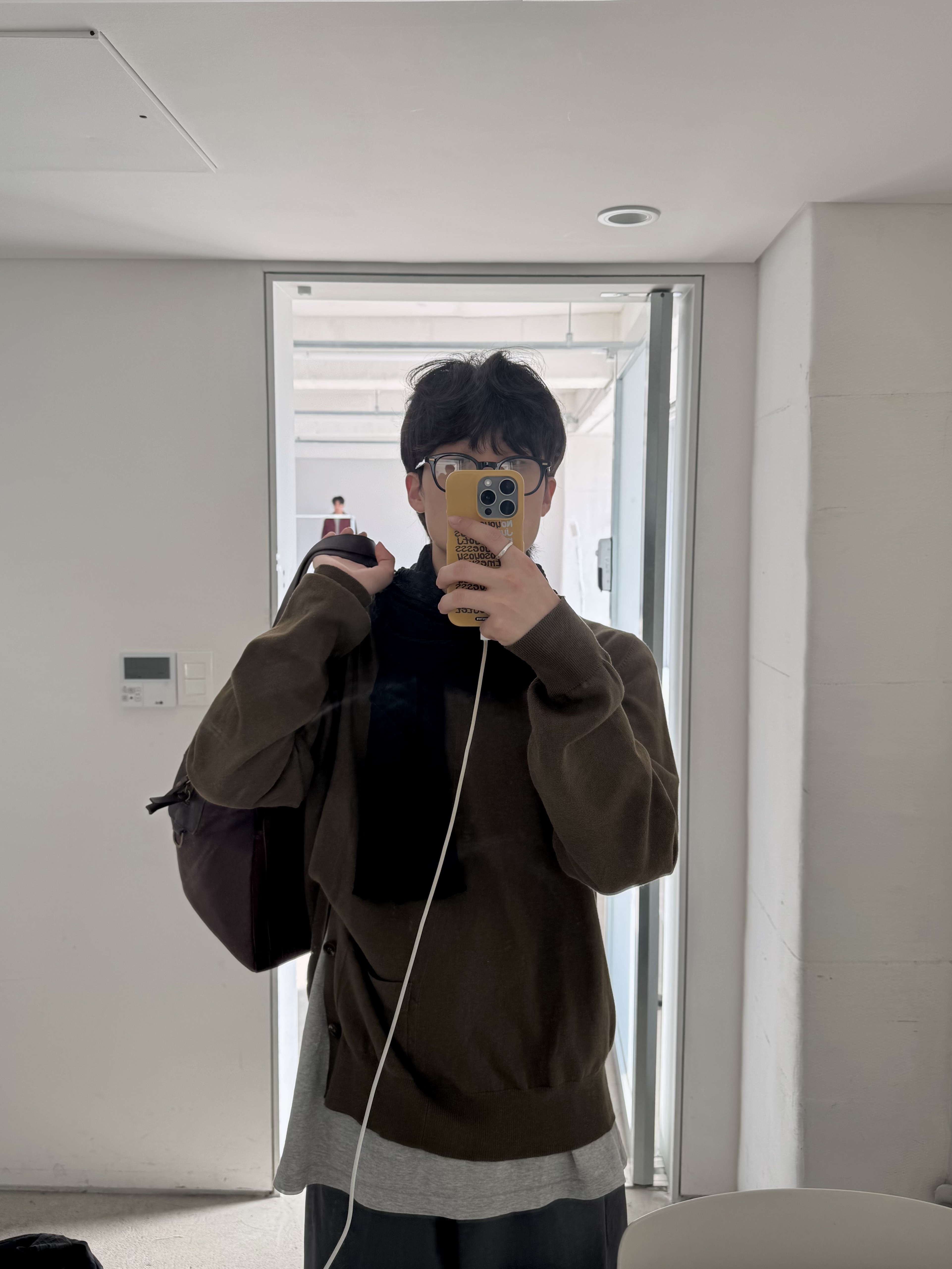 새티스파이 소프트셀 후드 썬 블리치드 그린, 닥터마틴 1461 스무스 블랙 착용 스타일 - 2
