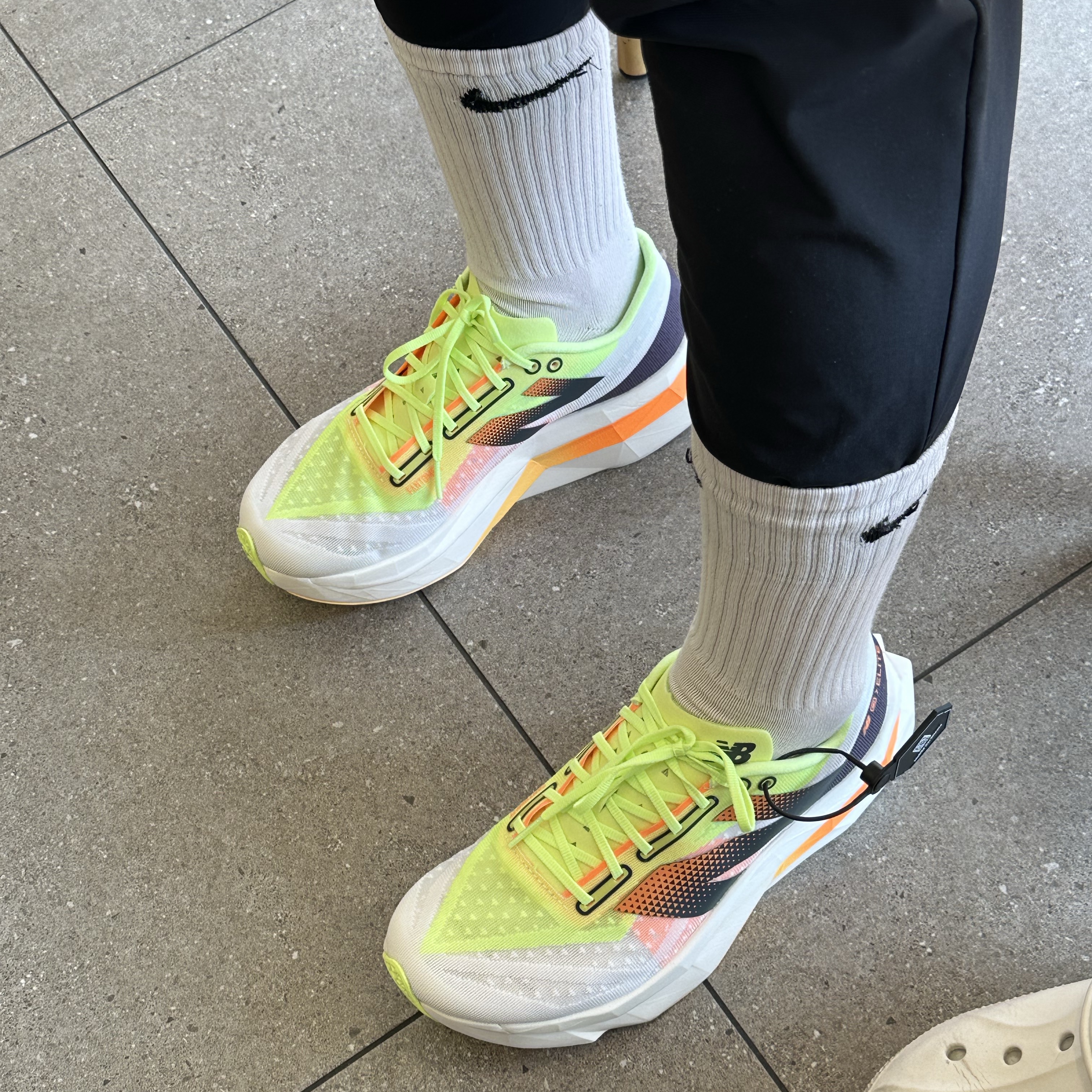 (W) New Balance Fuelcell Supercomp Elite v4 White Bleached Lime Glow - B Standard 착용 스타일