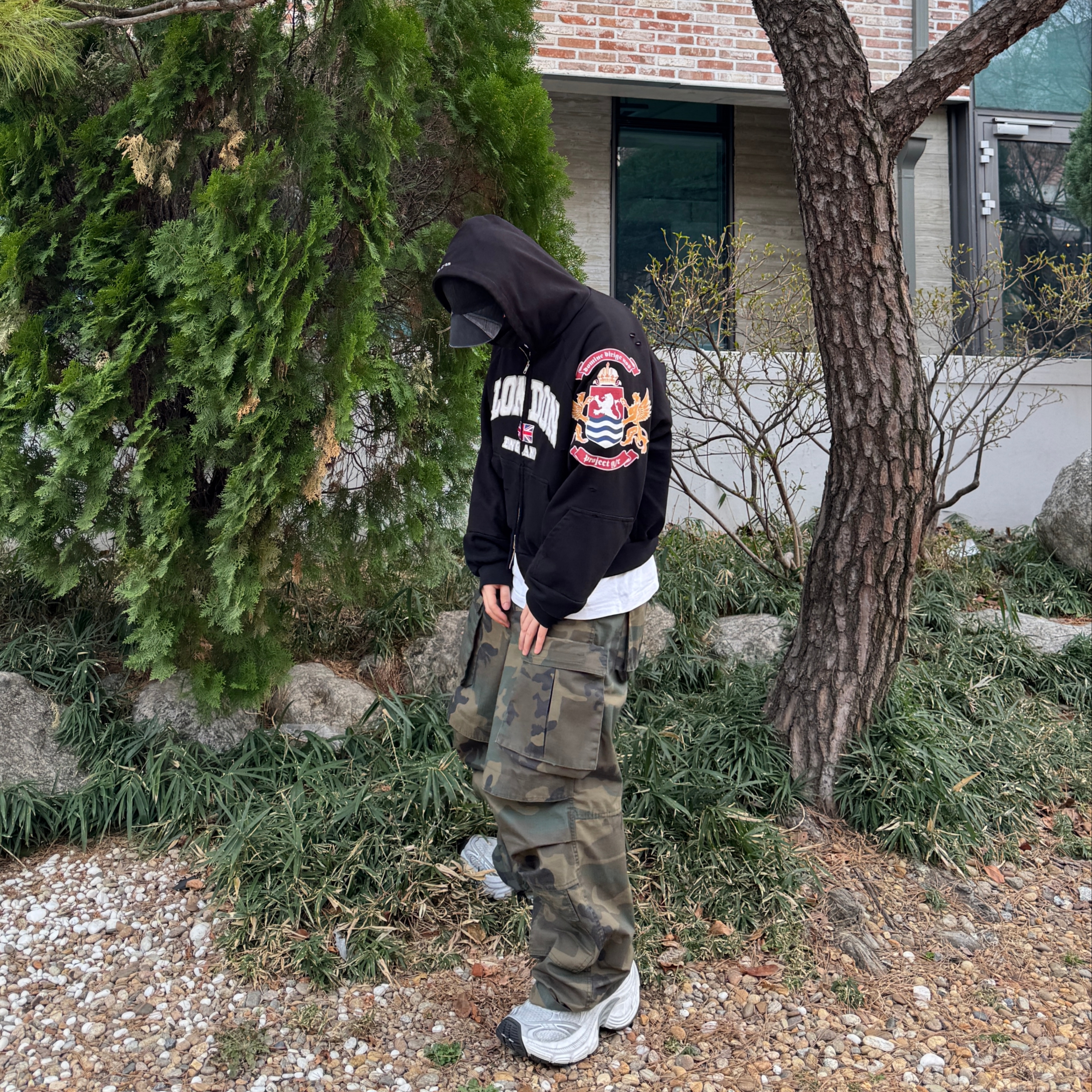 Project G/R Reconstructed Folded Zip Hoodie Black, Project G/R Washed Cargo Pants Camo 착용 스타일 - 2