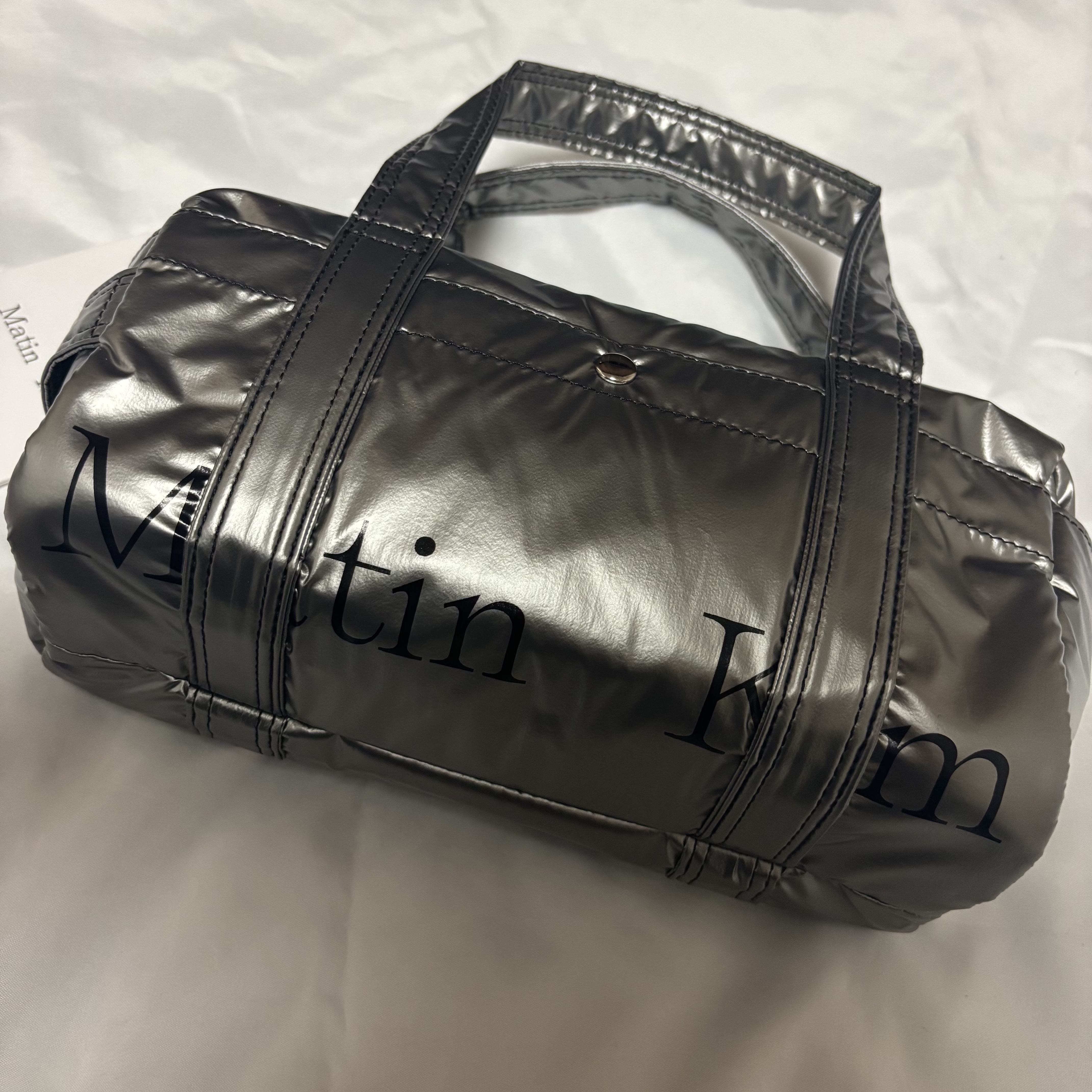 Matin Kim Glossy Logo Sporty Mini Duffel Bag Silver 착용 스타일