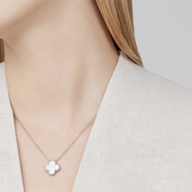 (W) Van Cleef & Arpels Vintage Alhambra Pendant White Gold Mother of Pearl 착용 스타일