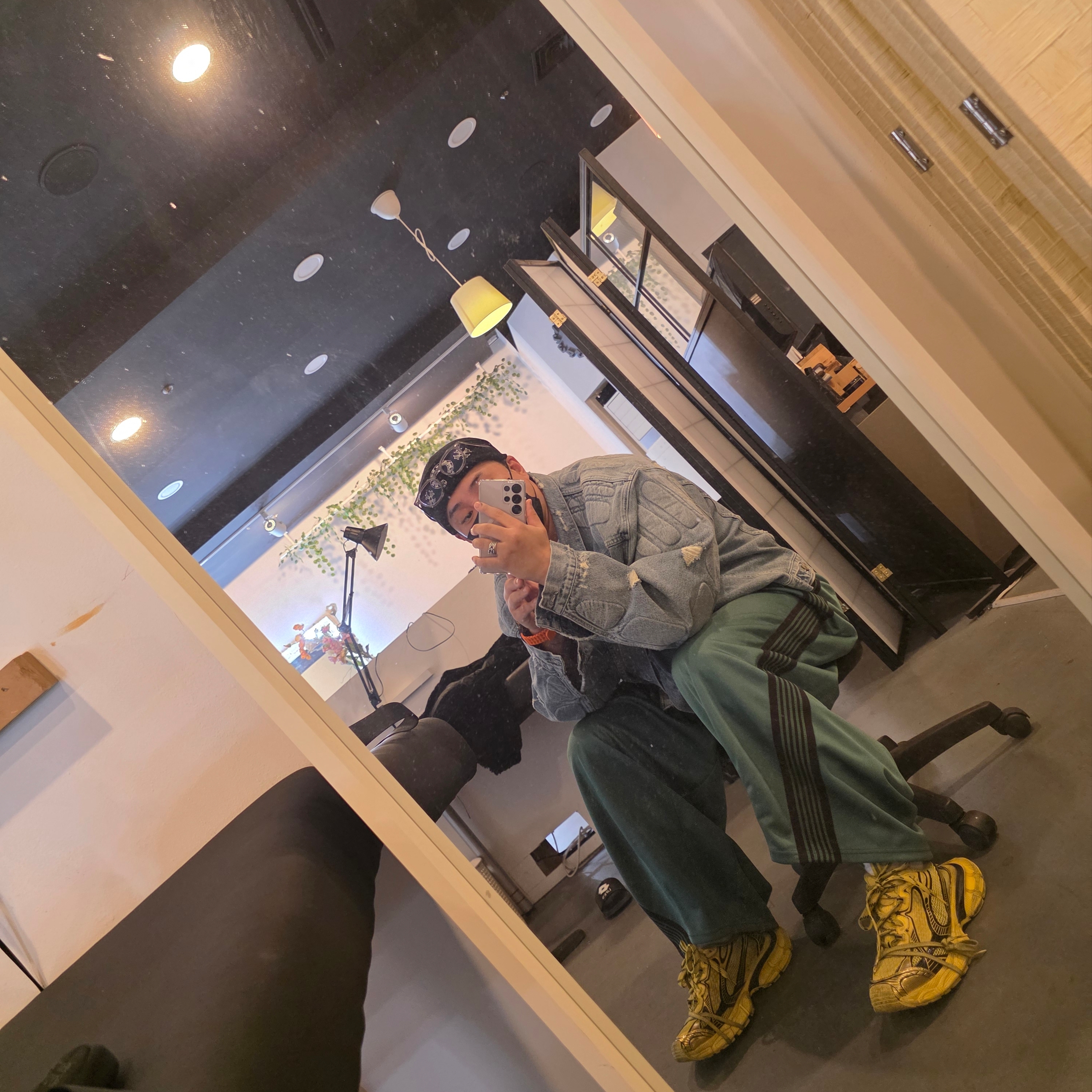 Hangle EPI Gray 2 Size, Yeezy Gap Engineered By Balenciaga Padded Denim Jacket Blue 착용 스타일 - 1